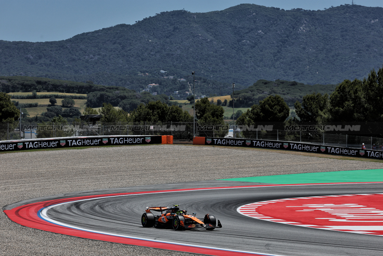 GP SPAGNA, Lando Norris (GBR) McLaren MCL39.

30.05.2025 Formula 1 World Championship, Rd 9, Spanish Grand Prix, Barcelona, Spain, Practice Day.

- www.xpbimages.com, EMail: requests@xpbimages.com © Copyright: Charniaux / XPB Images