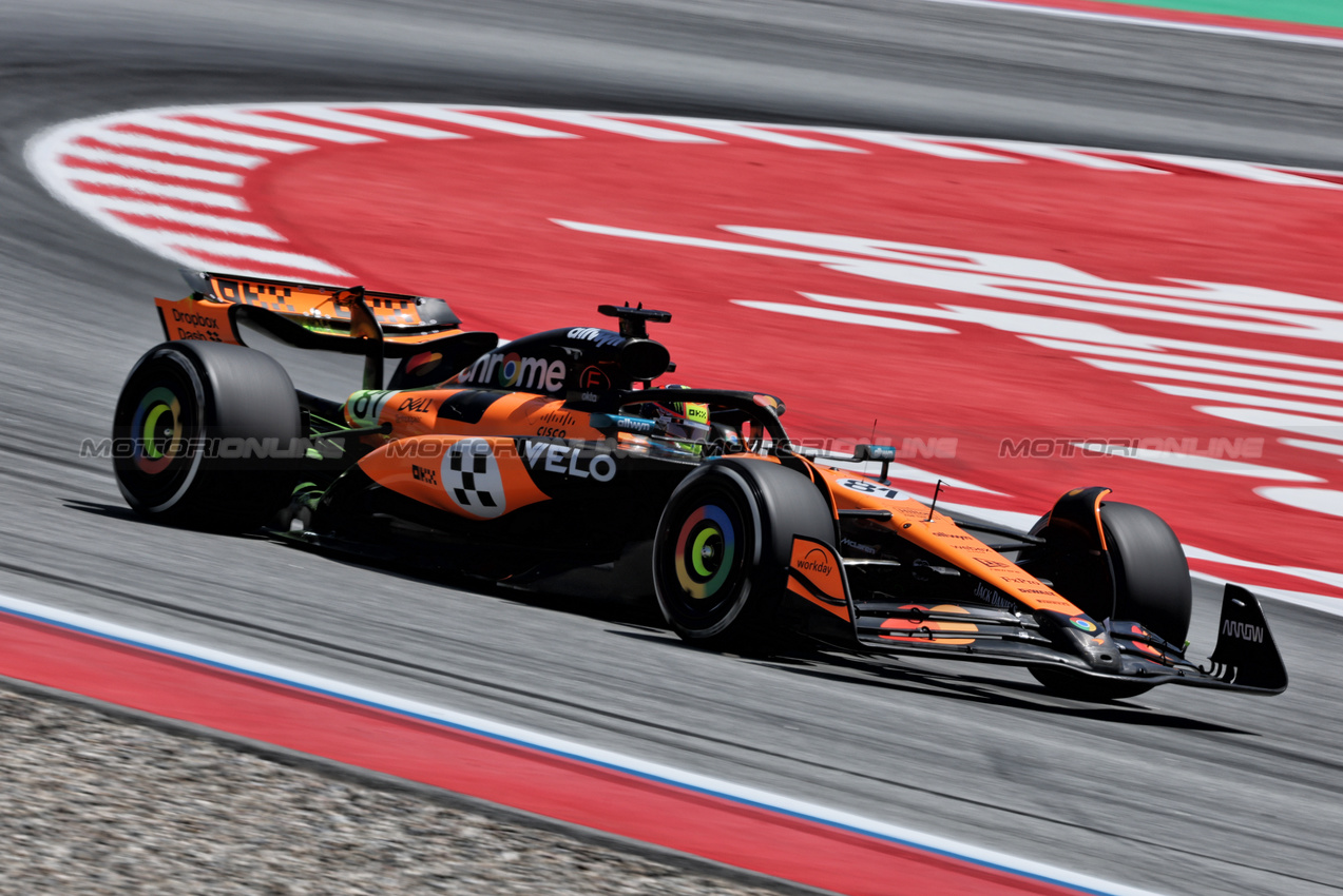 GP SPAGNA, Oscar Piastri (AUS) McLaren MCL39.

30.05.2025 Formula 1 World Championship, Rd 9, Spanish Grand Prix, Barcelona, Spain, Practice Day.

- www.xpbimages.com, EMail: requests@xpbimages.com © Copyright: Charniaux / XPB Images