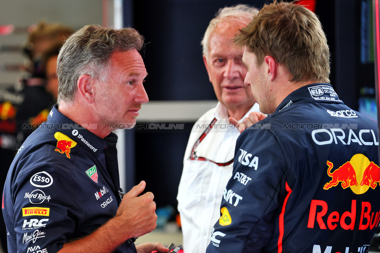 GP SPAGNA, (L to R): Christian Horner (GBR) Red Bull Racing Team Principal with Dr Helmut Marko (AUT) Red Bull Motorsport Consultant e Max Verstappen (NLD) Red Bull Racing.

30.05.2025 Formula 1 World Championship, Rd 9, Spanish Grand Prix, Barcelona, Spain, Practice Day.

- www.xpbimages.com, EMail: requests@xpbimages.com © Copyright: Batchelor / XPB Images