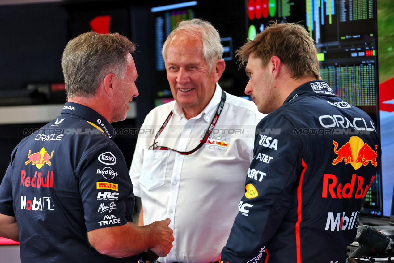 GP SPAGNA, (L to R): Christian Horner (GBR) Red Bull Racing Team Principal with Dr Helmut Marko (AUT) Red Bull Motorsport Consultant e Max Verstappen (NLD) Red Bull Racing.

30.05.2025 Formula 1 World Championship, Rd 9, Spanish Grand Prix, Barcelona, Spain, Practice Day.

- www.xpbimages.com, EMail: requests@xpbimages.com © Copyright: Batchelor / XPB Images