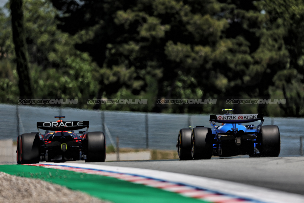 GP SPAGNA, Max Verstappen (NLD) Red Bull Racing RB21 e Carlos Sainz (ESP) Atlassian Williams Racing FW47.

30.05.2025 Formula 1 World Championship, Rd 9, Spanish Grand Prix, Barcelona, Spain, Practice Day.

 - www.xpbimages.com, EMail: requests@xpbimages.com © Copyright: Rew / XPB Images