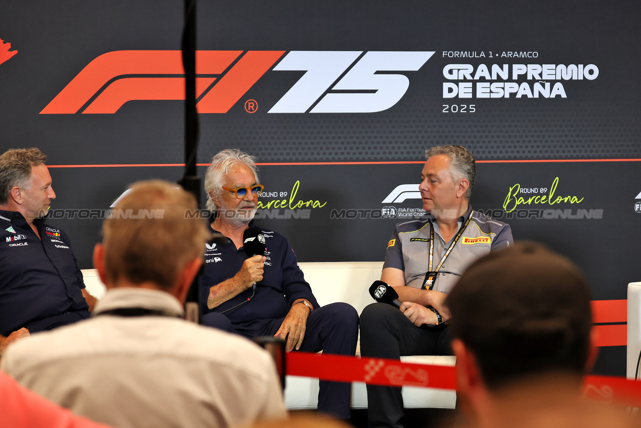 GP SPAGNA, (L to R): Christian Horner (GBR) Red Bull Racing Team Principal; Flavio Briatore (ITA) Alpine F1 Team Executive Advisor; e Mario Isola (ITA) Pirelli Racing Manager, in the FIA Press Conference.

30.05.2025 Formula 1 World Championship, Rd 9, Spanish Grand Prix, Barcelona, Spain, Practice Day.

 - www.xpbimages.com, EMail: requests@xpbimages.com © Copyright: Rew / XPB Images