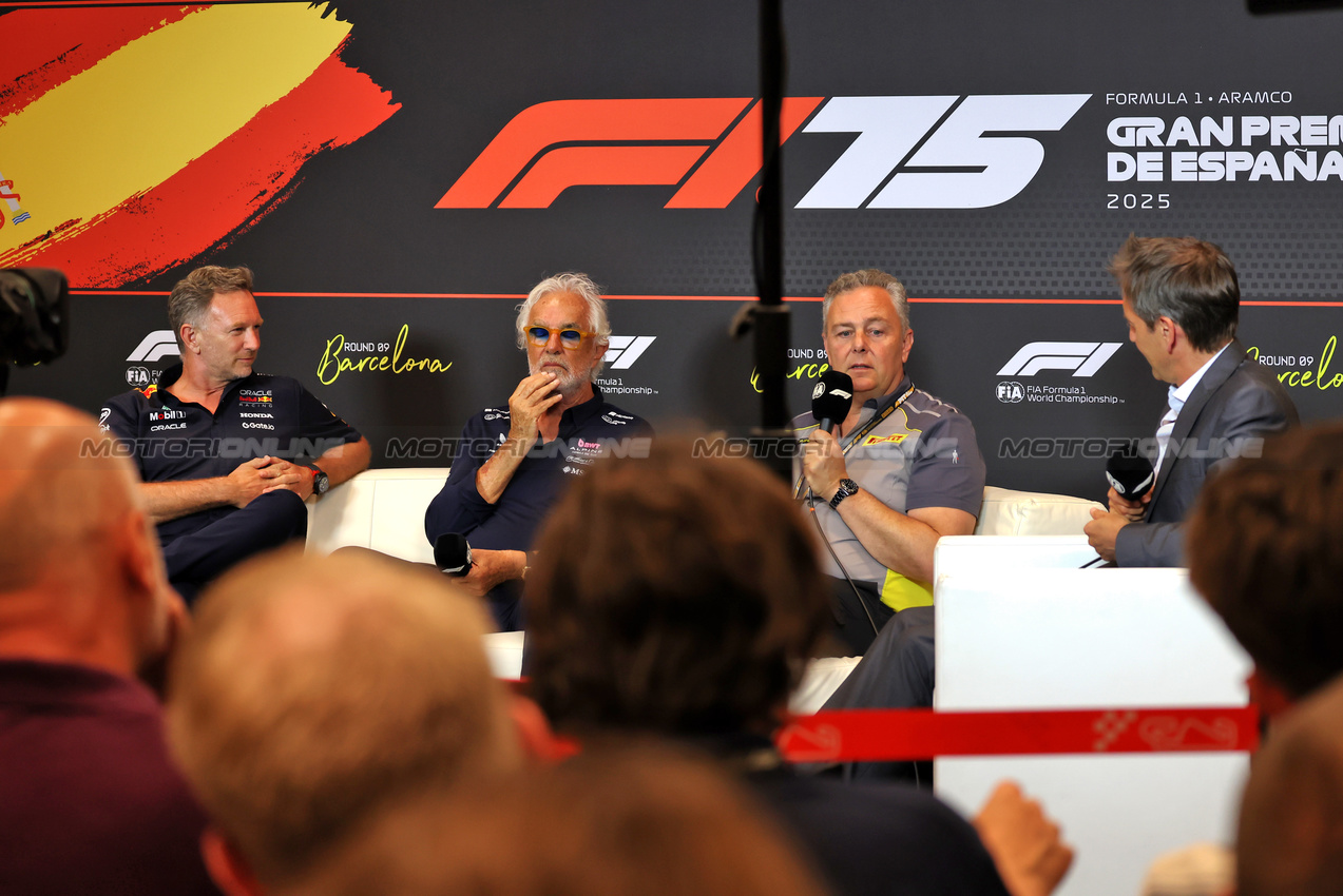 GP SPAGNA, (L to R): Christian Horner (GBR) Red Bull Racing Team Principal; Flavio Briatore (ITA) Alpine F1 Team Executive Advisor; e Mario Isola (ITA) Pirelli Racing Manager, in the FIA Press Conference.

30.05.2025 Formula 1 World Championship, Rd 9, Spanish Grand Prix, Barcelona, Spain, Practice Day.

 - www.xpbimages.com, EMail: requests@xpbimages.com © Copyright: Rew / XPB Images