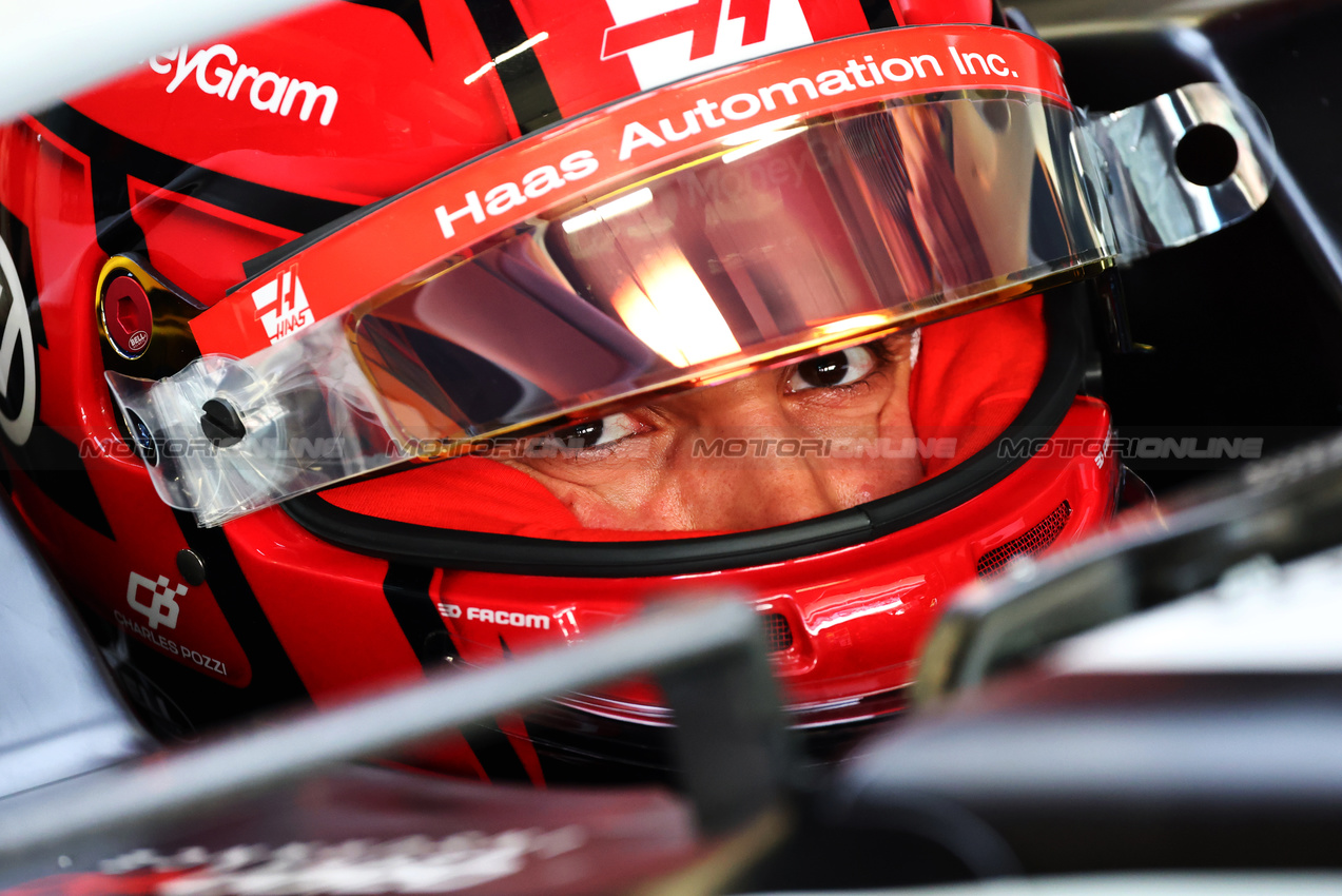 GP SPAGNA, Esteban Ocon (FRA) Haas VF-25.

30.05.2025 Formula 1 World Championship, Rd 9, Spanish Grand Prix, Barcelona, Spain, Practice Day.

- www.xpbimages.com, EMail: requests@xpbimages.com © Copyright: Batchelor / XPB Images