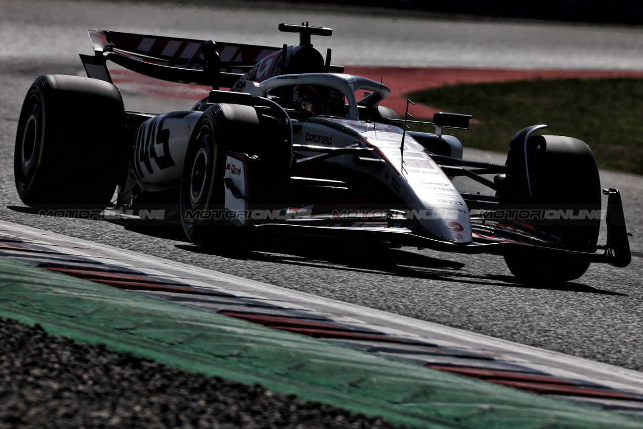 GP SPAGNA, Esteban Ocon (FRA) Haas VF-25.

30.05.2025 Formula 1 World Championship, Rd 9, Spanish Grand Prix, Barcelona, Spain, Practice Day.

- www.xpbimages.com, EMail: requests@xpbimages.com © Copyright: Charniaux / XPB Images