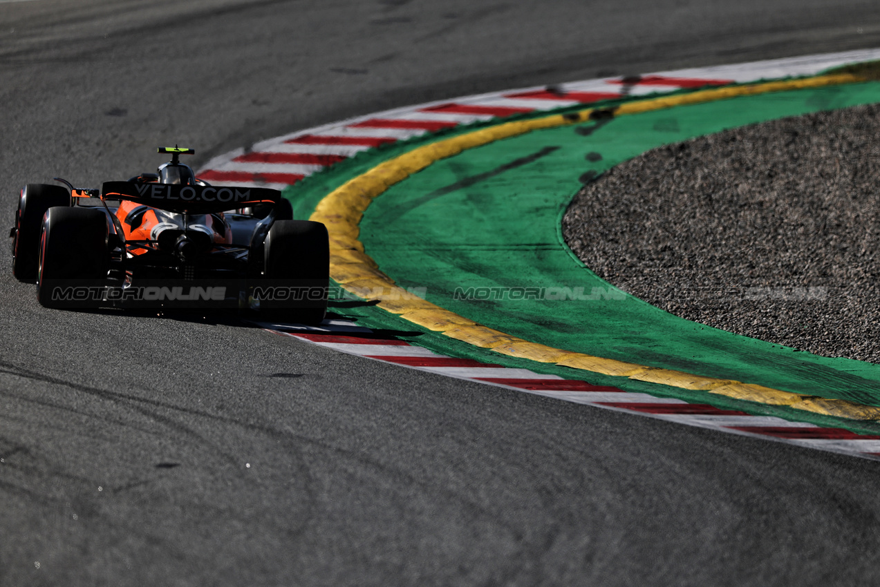 GP SPAGNA, Lando Norris (GBR) McLaren MCL39.

30.05.2025 Formula 1 World Championship, Rd 9, Spanish Grand Prix, Barcelona, Spain, Practice Day.

- www.xpbimages.com, EMail: requests@xpbimages.com © Copyright: Charniaux / XPB Images