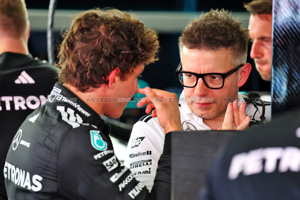 GP SPAGNA, Peter Bonnington (GBR) Mercedes AMG F1 Gara Engineer with Andrea Kimi Antonelli (ITA) Mercedes AMG F1.

30.05.2025 Formula 1 World Championship, Rd 9, Spanish Grand Prix, Barcelona, Spain, Practice Day.

- www.xpbimages.com, EMail: requests@xpbimages.com © Copyright: Batchelor / XPB Images