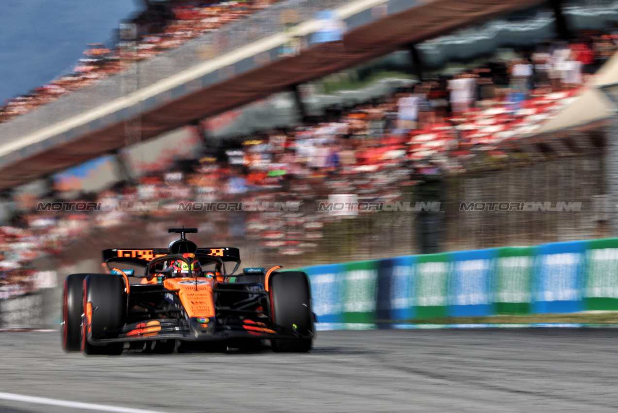 GP SPAGNA, Oscar Piastri (AUS) McLaren MCL39.

30.05.2025 Formula 1 World Championship, Rd 9, Spanish Grand Prix, Barcelona, Spain, Practice Day.

 - www.xpbimages.com, EMail: requests@xpbimages.com © Copyright: Rew / XPB Images
