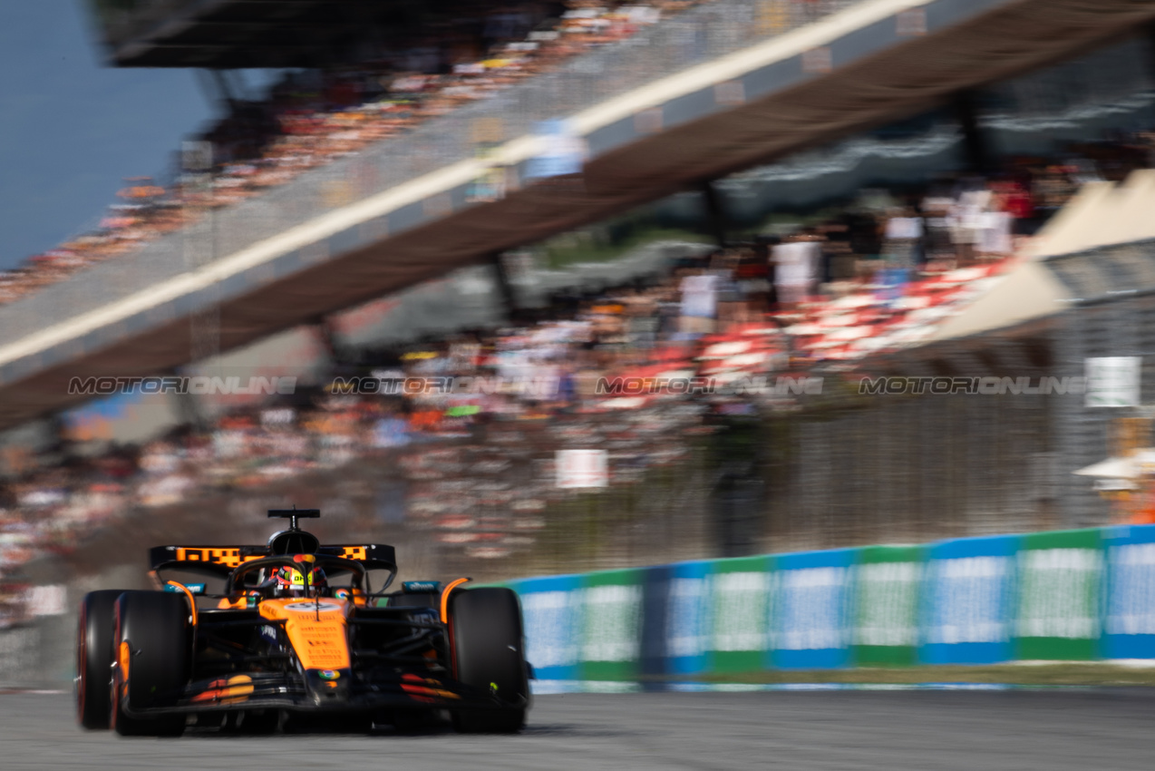 GP SPAGNA, Oscar Piastri (AUS) McLaren MCL39.

30.05.2025 Formula 1 World Championship, Rd 9, Spanish Grand Prix, Barcelona, Spain, Practice Day.

 - www.xpbimages.com, EMail: requests@xpbimages.com © Copyright: Rew / XPB Images