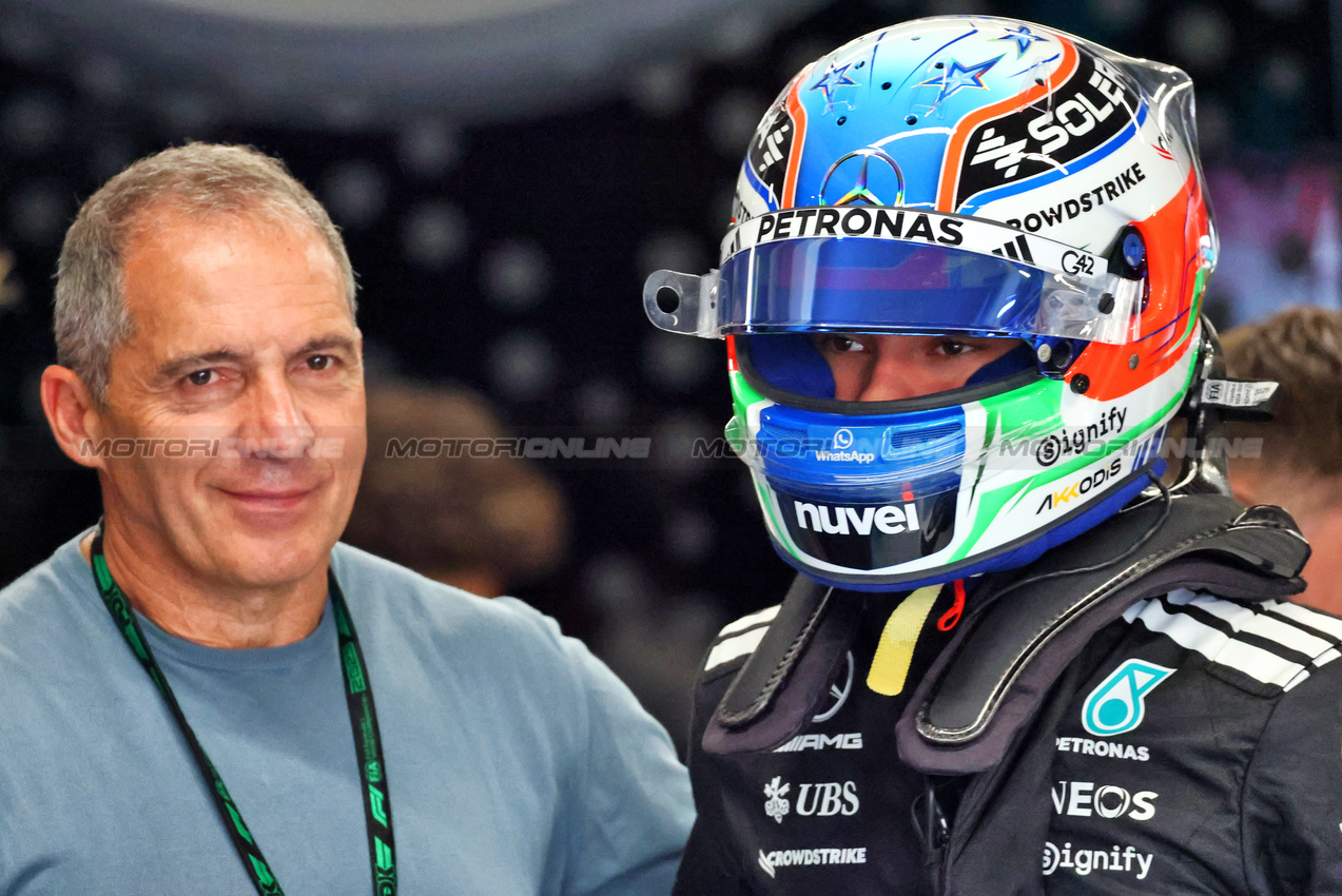 GP SPAGNA, Andrea Kimi Antonelli (ITA) Mercedes AMG F1 with his father Marco Antonelli (ITA).

30.05.2025 Formula 1 World Championship, Rd 9, Spanish Grand Prix, Barcelona, Spain, Practice Day.

- www.xpbimages.com, EMail: requests@xpbimages.com © Copyright: Batchelor / XPB Images
