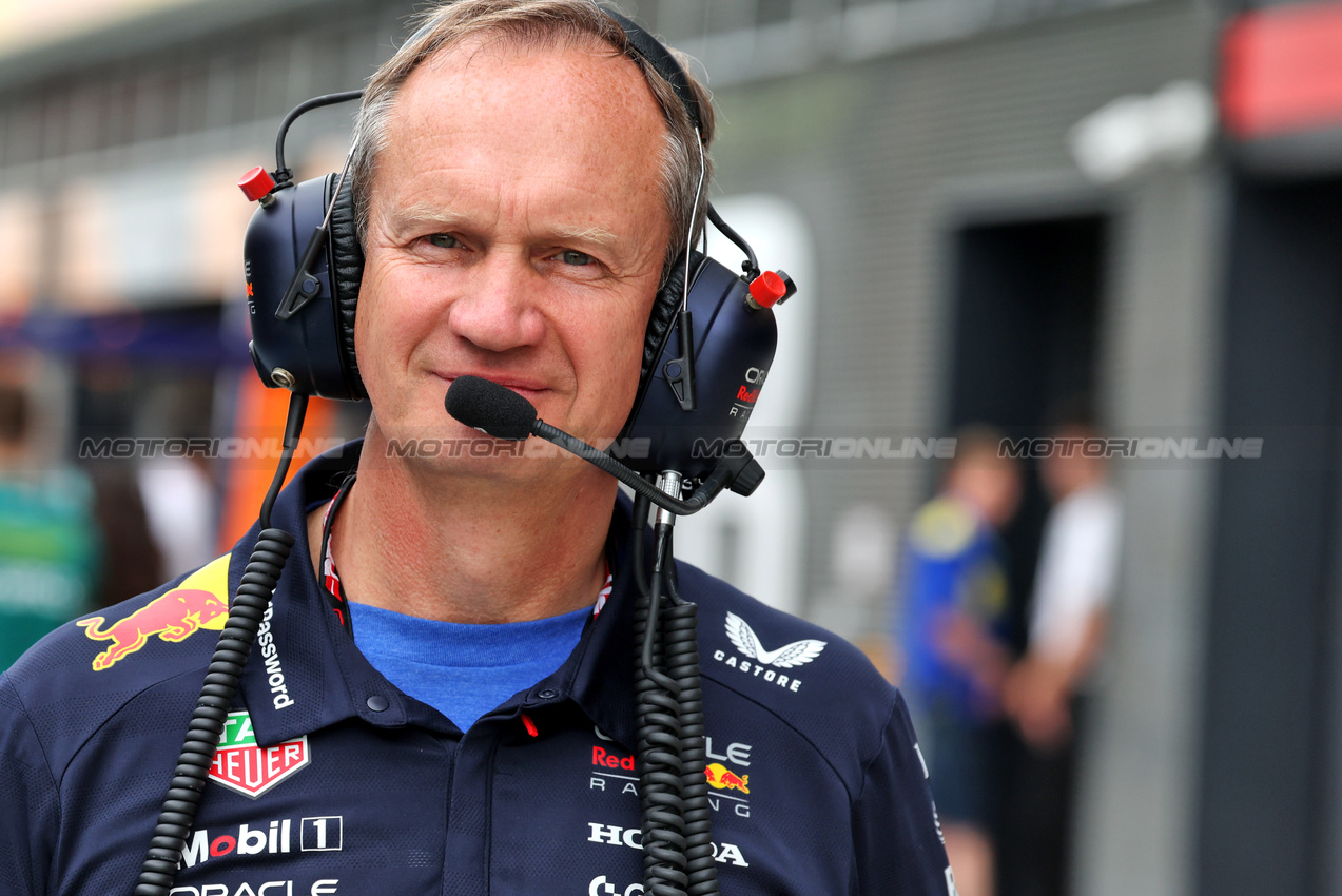 GP UNGHERIA, Paul Monaghan (GBR) Red Bull Racing Chief Engineer on the grid.

03.08.2025. Formula 1 World Championship, Rd 14, Hungarian Grand Prix, Budapest, Hungary, Gara Day.

- www.xpbimages.com, EMail: requests@xpbimages.com © Copyright: Bearne / XPB Images