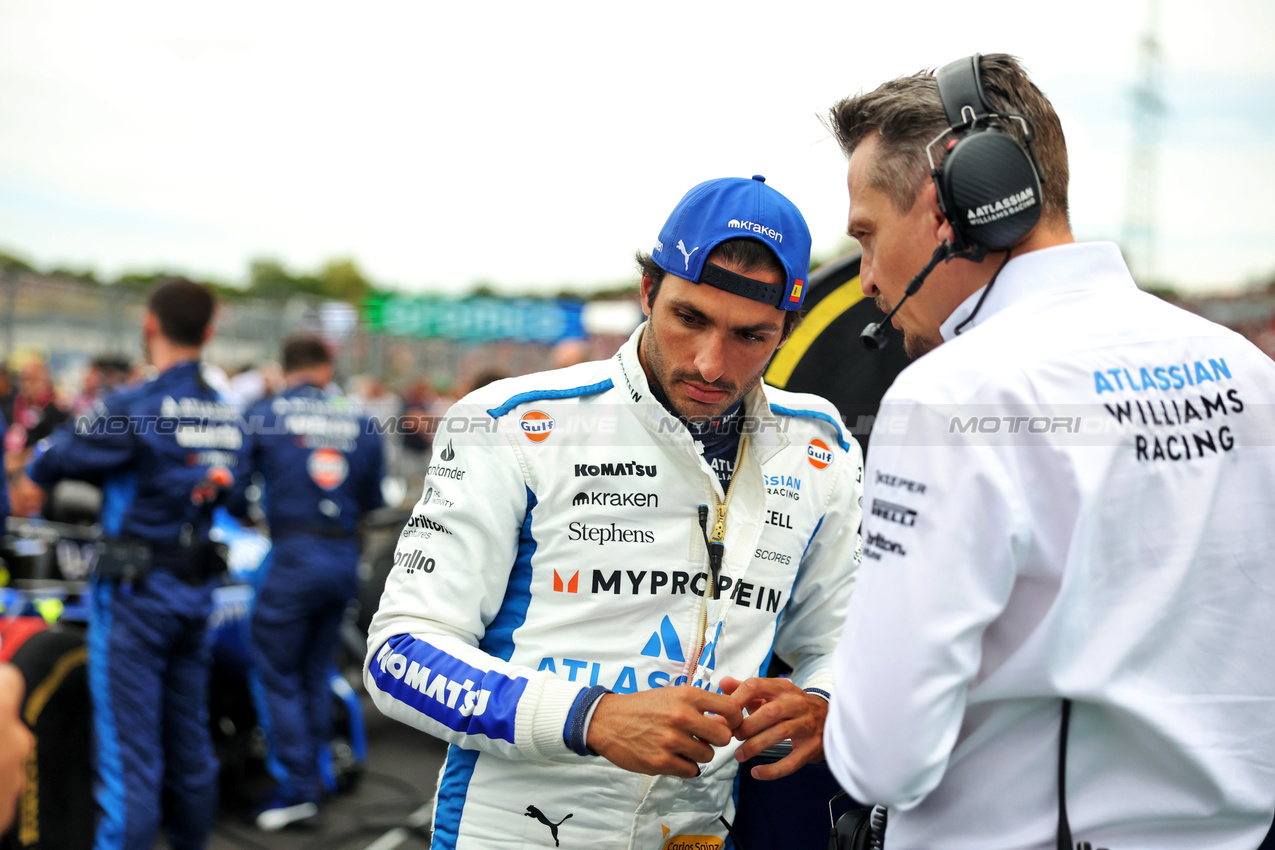GP UNGHERIA, Carlos Sainz (ESP) Atlassian Williams Racing with Gaetan Jego (FRA) Atlassian Williams Racing Gara Engineer on the grid.

03.08.2025. Formula 1 World Championship, Rd 14, Hungarian Grand Prix, Budapest, Hungary, Gara Day.

- www.xpbimages.com, EMail: requests@xpbimages.com © Copyright: Bearne / XPB Images