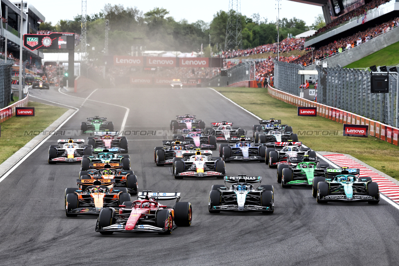 GP UNGHERIA, Charles Leclerc (MON) Ferrari SF-25 davanti a at the partenza of the race.

03.08.2025. Formula 1 World Championship, Rd 14, Hungarian Grand Prix, Budapest, Hungary, Gara Day.

- www.xpbimages.com, EMail: requests@xpbimages.com © Copyright: Charniaux / XPB Images