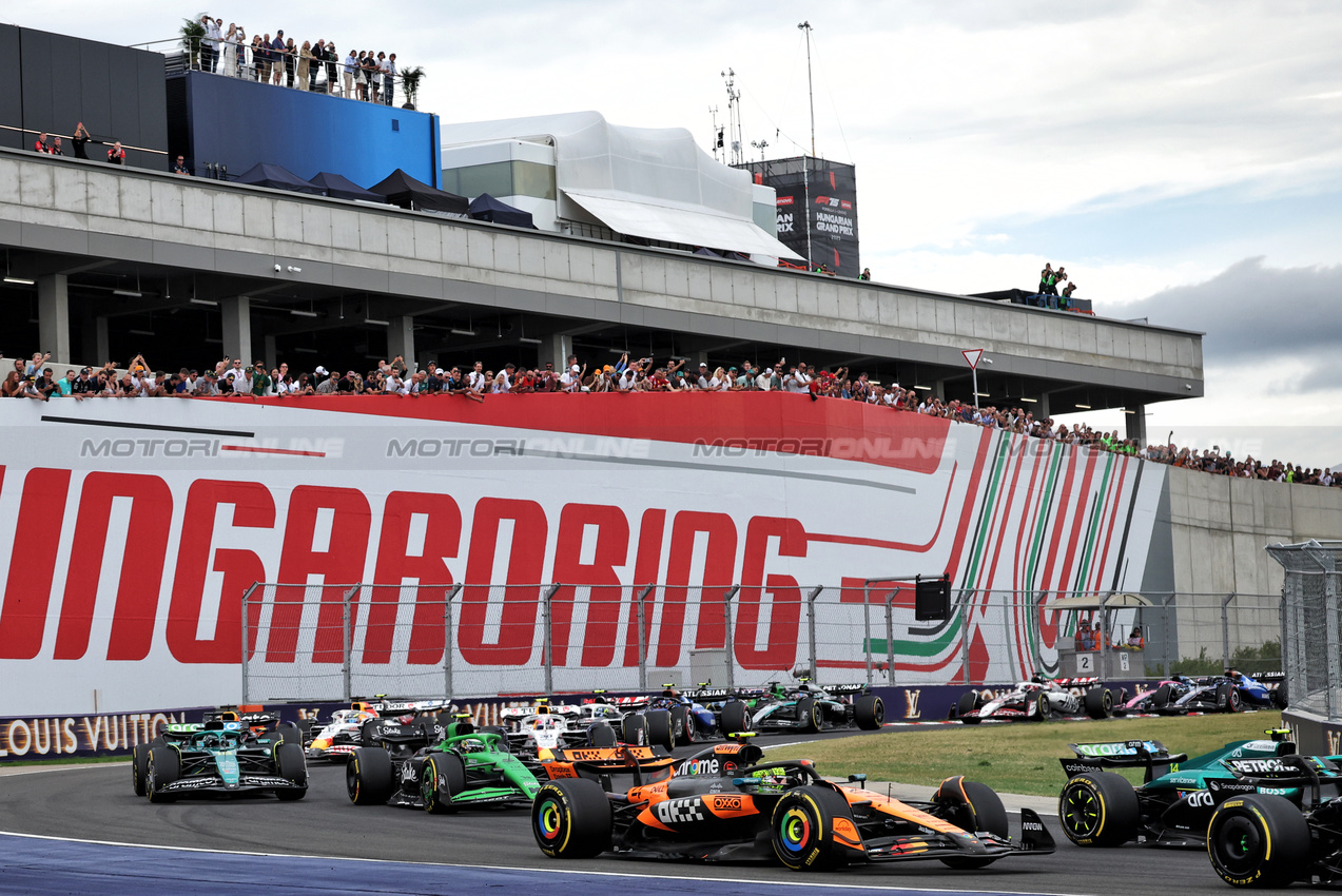 GP UNGHERIA, Lando Norris (GBR) McLaren MCL39 at the partenza of the race.

03.08.2025. Formula 1 World Championship, Rd 14, Hungarian Grand Prix, Budapest, Hungary, Gara Day.

- www.xpbimages.com, EMail: requests@xpbimages.com © Copyright: Bearne / XPB Images