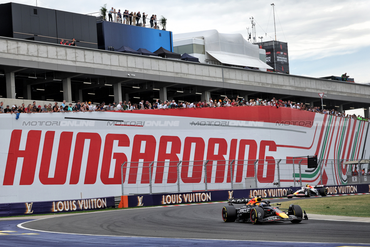 GP UNGHERIA, Max Verstappen (NLD) Red Bull Racing RB21.

03.08.2025. Formula 1 World Championship, Rd 14, Hungarian Grand Prix, Budapest, Hungary, Gara Day.

- www.xpbimages.com, EMail: requests@xpbimages.com © Copyright: Bearne / XPB Images