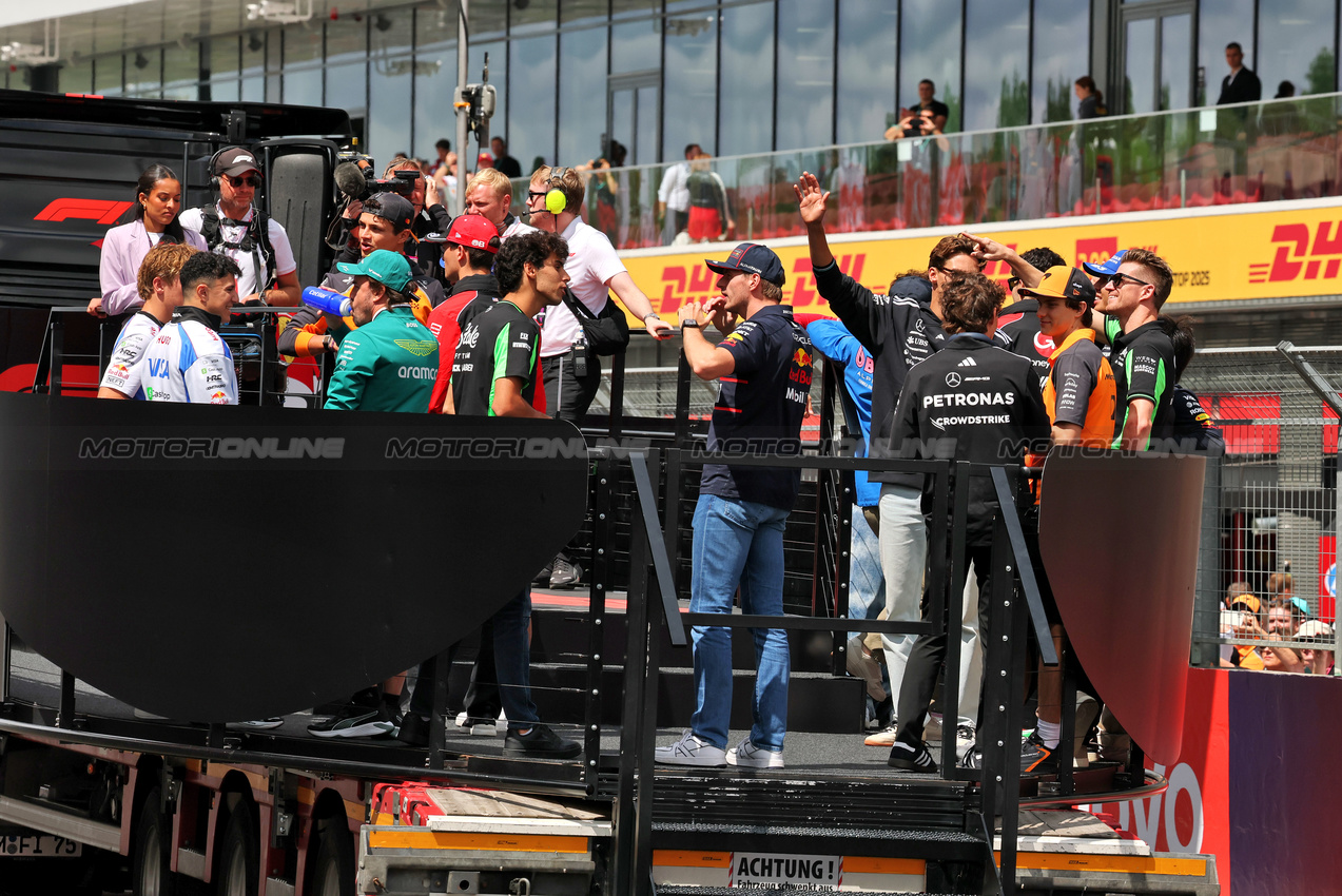 GP UNGHERIA, (L to R): Gabriel Bortoleto (BRA) Sauber with Max Verstappen (NLD) Red Bull Racing on the drivers' parade.

03.08.2025. Formula 1 World Championship, Rd 14, Hungarian Grand Prix, Budapest, Hungary, Gara Day.

- www.xpbimages.com, EMail: requests@xpbimages.com © Copyright: Moy / XPB Images