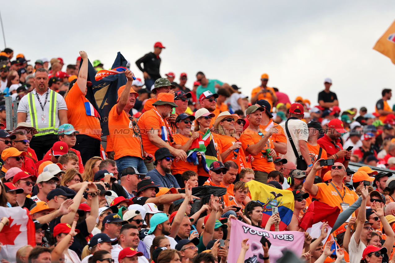 GP UNGHERIA, Circuit Atmosfera - fans in the grandstand.

03.08.2025. Formula 1 World Championship, Rd 14, Hungarian Grand Prix, Budapest, Hungary, Gara Day.

- www.xpbimages.com, EMail: requests@xpbimages.com © Copyright: Moy / XPB Images