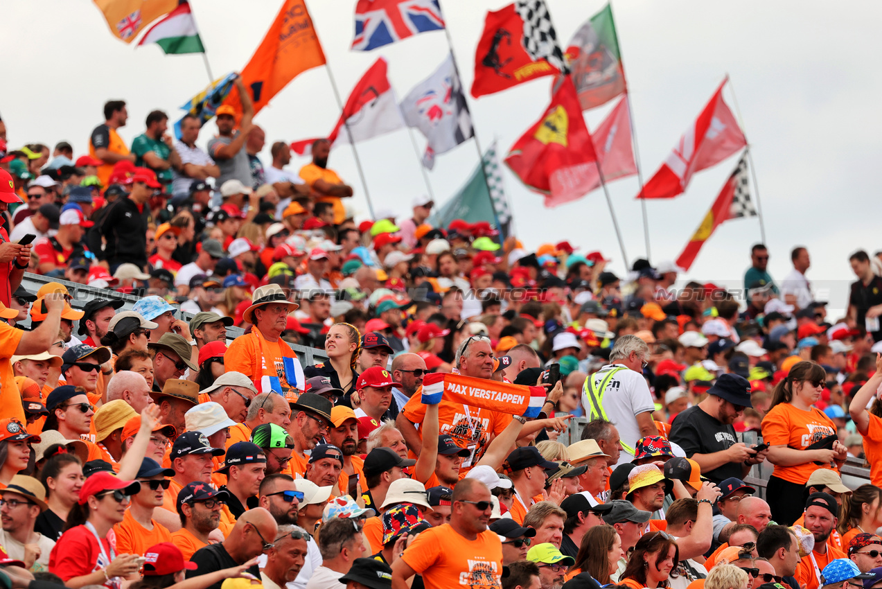 GP UNGHERIA, Circuit Atmosfera - fans in the grandstand.

03.08.2025. Formula 1 World Championship, Rd 14, Hungarian Grand Prix, Budapest, Hungary, Gara Day.

- www.xpbimages.com, EMail: requests@xpbimages.com © Copyright: Moy / XPB Images