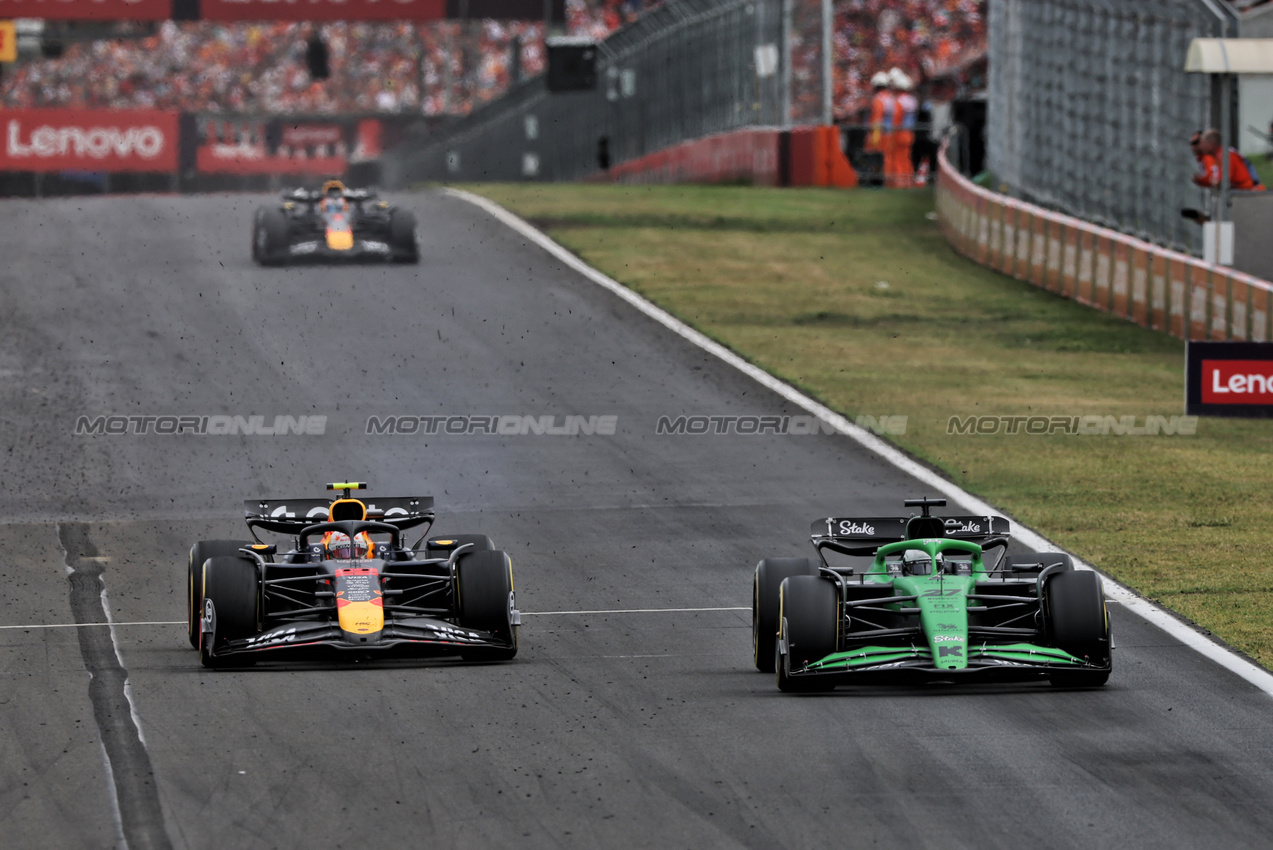 GP UNGHERIA, Yuki Tsunoda (JPN) Red Bull Racing RB21 e Nico Hulkenberg (GER) Sauber C45 battle for position.

03.08.2025. Formula 1 World Championship, Rd 14, Hungarian Grand Prix, Budapest, Hungary, Gara Day.

- www.xpbimages.com, EMail: requests@xpbimages.com © Copyright: Charniaux / XPB Images