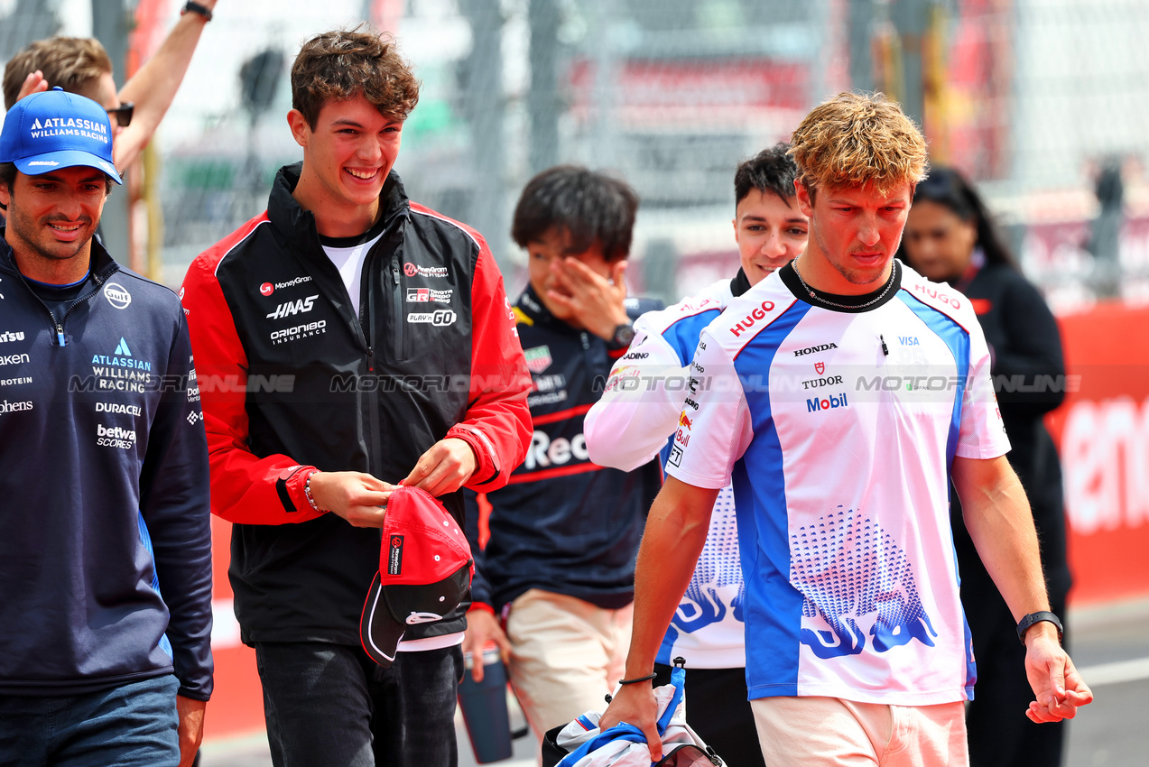 GP UNGHERIA, (L to R): Carlos Sainz (ESP) Atlassian Williams Racing with Oliver Bearman (GBR) Haas F1 Team e Liam Lawson (NZL) Racing Bulls on the drivers' parade.

03.08.2025. Formula 1 World Championship, Rd 14, Hungarian Grand Prix, Budapest, Hungary, Gara Day.

- www.xpbimages.com, EMail: requests@xpbimages.com © Copyright: Batchelor / XPB Images