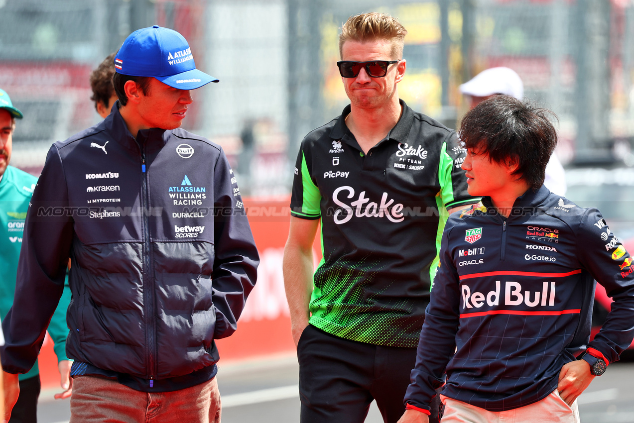 GP UNGHERIA, (L to R): Alexander Albon (THA) Atlassian Williams Racing with Nico Hulkenberg (GER) Sauber e Yuki Tsunoda (JPN) Red Bull Racing on the drivers' parade.

03.08.2025. Formula 1 World Championship, Rd 14, Hungarian Grand Prix, Budapest, Hungary, Gara Day.

- www.xpbimages.com, EMail: requests@xpbimages.com © Copyright: Batchelor / XPB Images