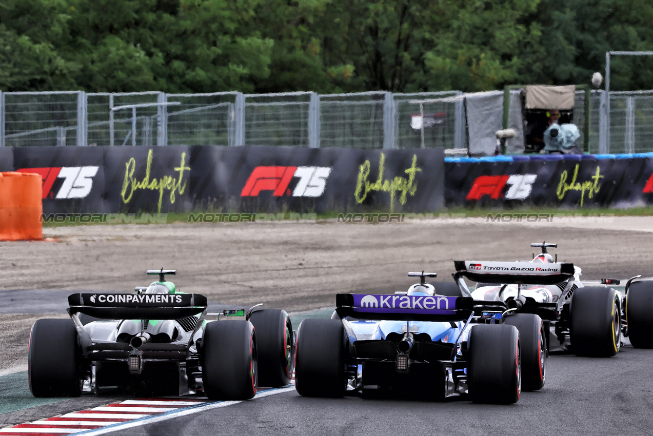 GP UNGHERIA, Nico Hulkenberg (GER) Sauber C45 e Alexander Albon (THA) Atlassian Williams Racing FW47 battle for position.

03.08.2025. Formula 1 World Championship, Rd 14, Hungarian Grand Prix, Budapest, Hungary, Gara Day.

- www.xpbimages.com, EMail: requests@xpbimages.com © Copyright: Charniaux / XPB Images