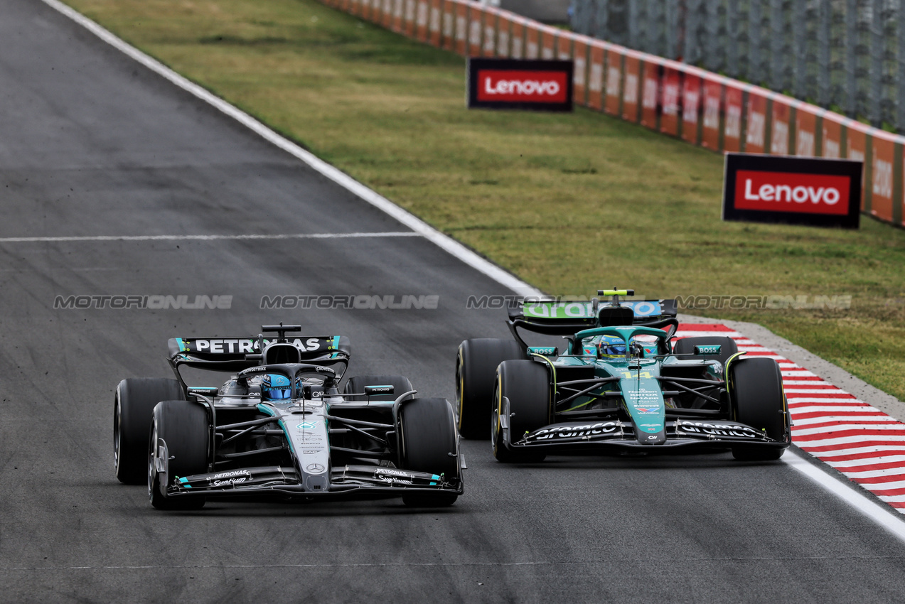 GP UNGHERIA, George Russell (GBR) Mercedes AMG F1 W16 e Fernando Alonso (ESP) Aston Martin F1 Team AMR25 battle for position.

03.08.2025. Formula 1 World Championship, Rd 14, Hungarian Grand Prix, Budapest, Hungary, Gara Day.

- www.xpbimages.com, EMail: requests@xpbimages.com © Copyright: Charniaux / XPB Images