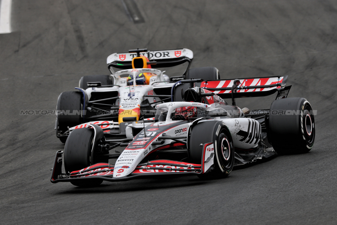GP UNGHERIA, Esteban Ocon (FRA) Haas VF-25 e Isack Hadjar (FRA) Racing Bulls VCARB 02 battle for position.

03.08.2025. Formula 1 World Championship, Rd 14, Hungarian Grand Prix, Budapest, Hungary, Gara Day.

- www.xpbimages.com, EMail: requests@xpbimages.com © Copyright: Charniaux / XPB Images
