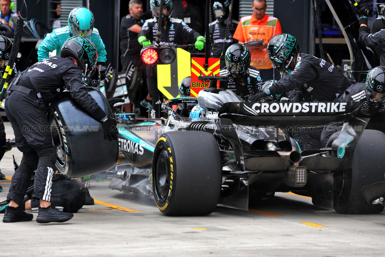 GP UNGHERIA, George Russell (GBR) Mercedes AMG F1 W16 makes a pit stop.

03.08.2025. Formula 1 World Championship, Rd 14, Hungarian Grand Prix, Budapest, Hungary, Gara Day.

- www.xpbimages.com, EMail: requests@xpbimages.com © Copyright: Bearne / XPB Images