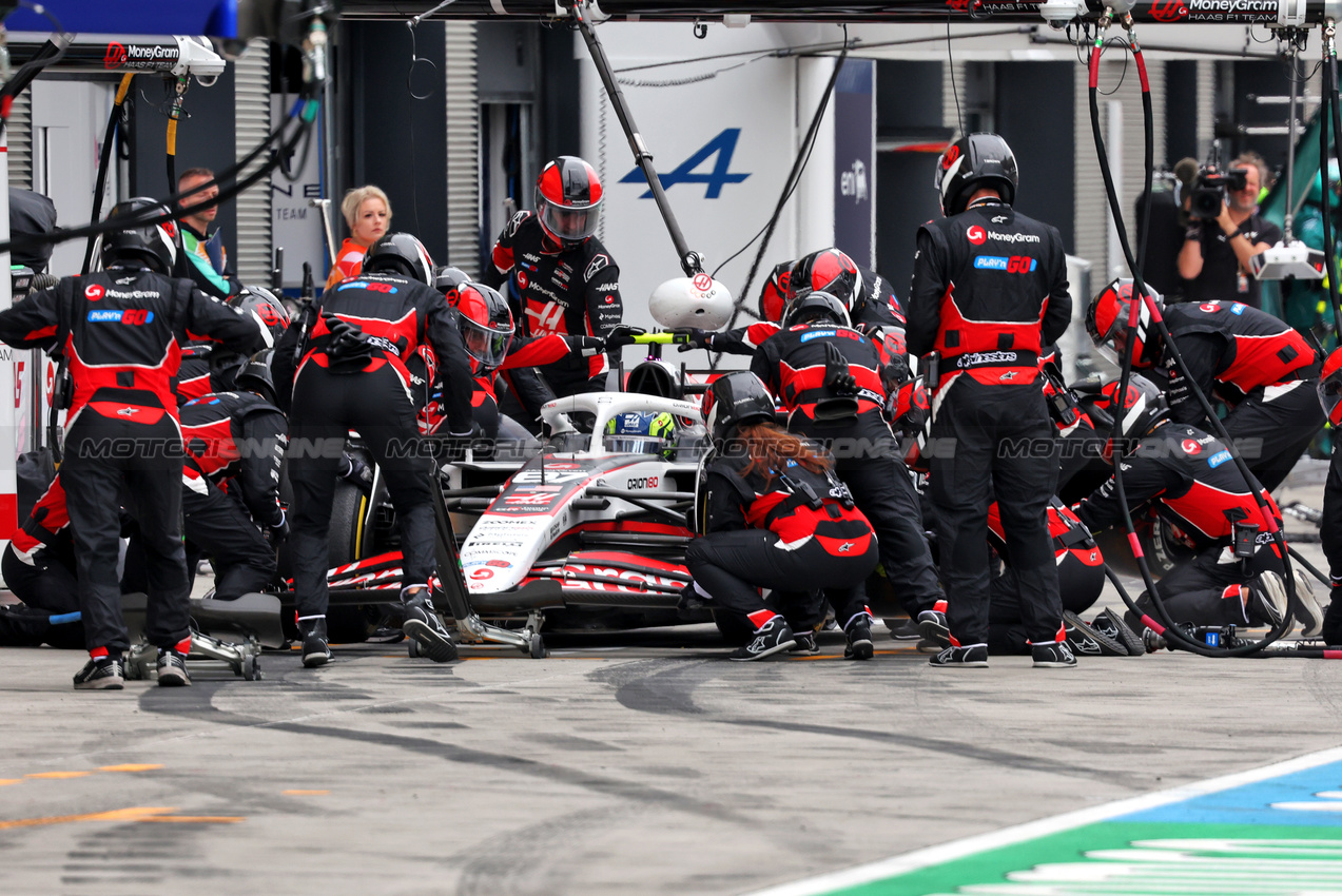 GP UNGHERIA, Oliver Bearman (GBR) Haas VF-25 makes a pit stop.

03.08.2025. Formula 1 World Championship, Rd 14, Hungarian Grand Prix, Budapest, Hungary, Gara Day.

- www.xpbimages.com, EMail: requests@xpbimages.com © Copyright: Bearne / XPB Images