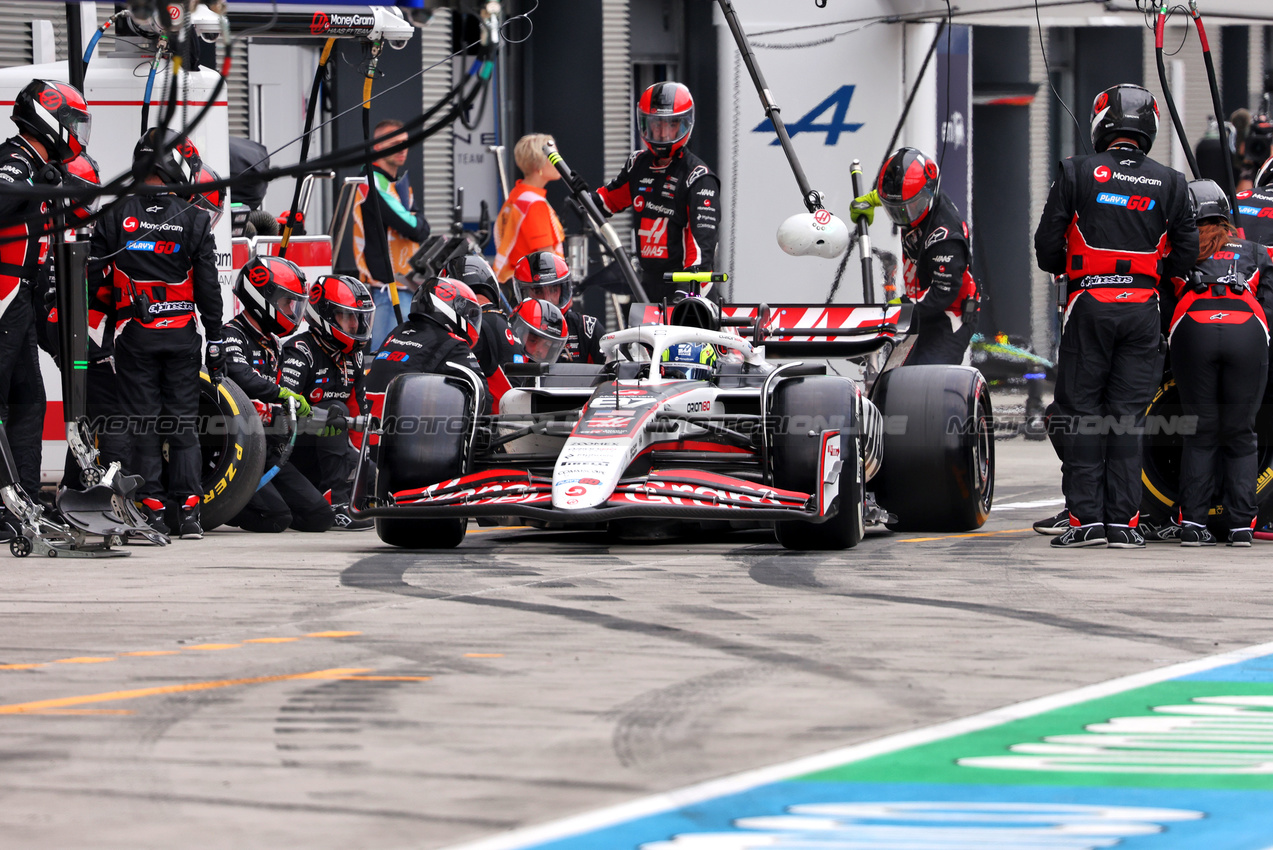 GP UNGHERIA, Oliver Bearman (GBR) Haas VF-25 makes a pit stop.

03.08.2025. Formula 1 World Championship, Rd 14, Hungarian Grand Prix, Budapest, Hungary, Gara Day.

- www.xpbimages.com, EMail: requests@xpbimages.com © Copyright: Bearne / XPB Images