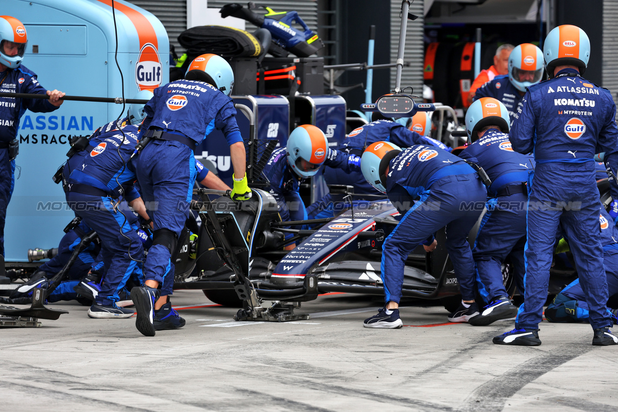 GP UNGHERIA, Alexander Albon (THA) Atlassian Williams Racing FW47 makes a pit stop.

03.08.2025. Formula 1 World Championship, Rd 14, Hungarian Grand Prix, Budapest, Hungary, Gara Day.

- www.xpbimages.com, EMail: requests@xpbimages.com © Copyright: Bearne / XPB Images