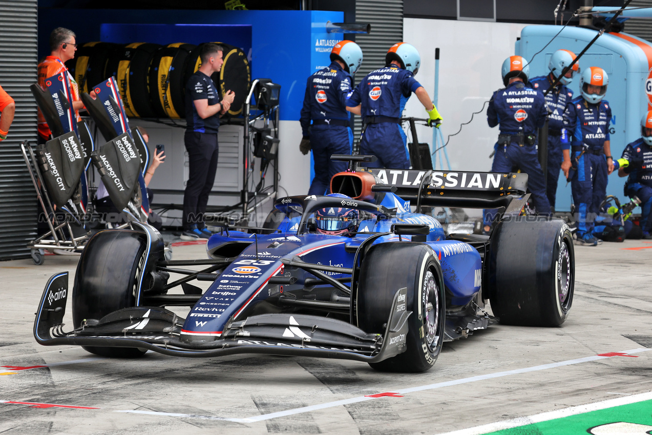 GP UNGHERIA, Alexander Albon (THA) Atlassian Williams Racing FW47 makes a pit stop.

03.08.2025. Formula 1 World Championship, Rd 14, Hungarian Grand Prix, Budapest, Hungary, Gara Day.

- www.xpbimages.com, EMail: requests@xpbimages.com © Copyright: Bearne / XPB Images