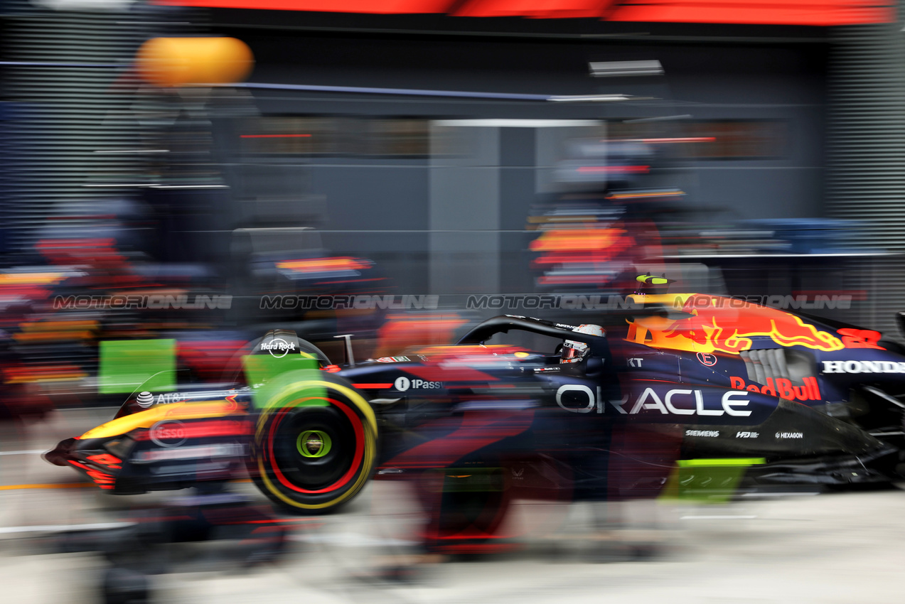 GP UNGHERIA, Yuki Tsunoda (JPN) Red Bull Racing RB21 makes a pit stop.

03.08.2025. Formula 1 World Championship, Rd 14, Hungarian Grand Prix, Budapest, Hungary, Gara Day.

- www.xpbimages.com, EMail: requests@xpbimages.com © Copyright: Bearne / XPB Images