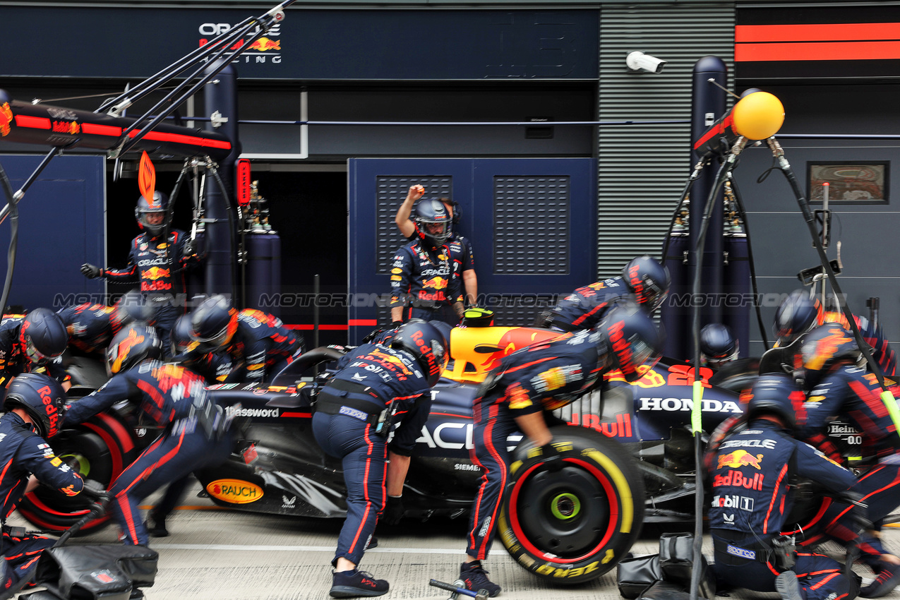 GP UNGHERIA, Yuki Tsunoda (JPN) Red Bull Racing RB21 makes a pit stop.

03.08.2025. Formula 1 World Championship, Rd 14, Hungarian Grand Prix, Budapest, Hungary, Gara Day.

- www.xpbimages.com, EMail: requests@xpbimages.com © Copyright: Bearne / XPB Images