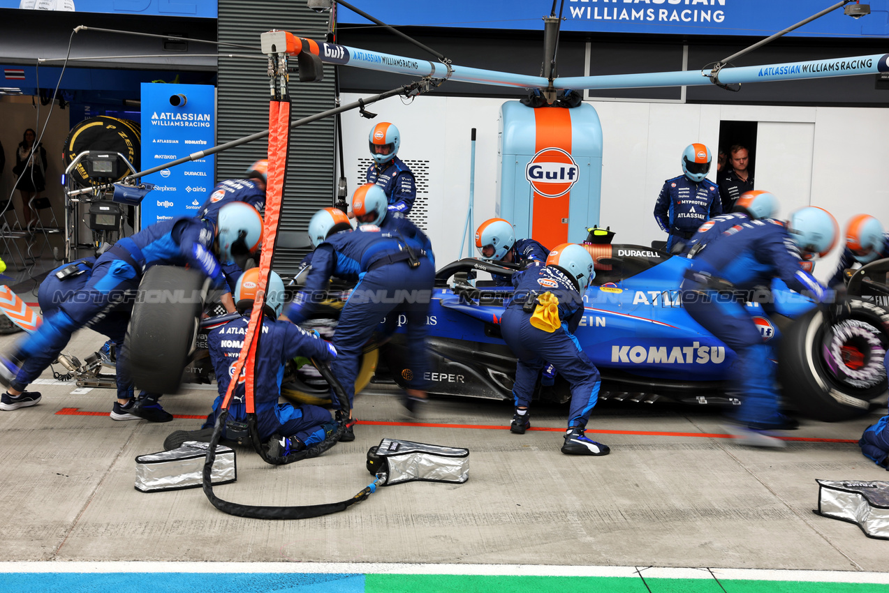 GP UNGHERIA, Carlos Sainz (ESP) Atlassian Williams Racing FW47 makes a pit stop.

03.08.2025. Formula 1 World Championship, Rd 14, Hungarian Grand Prix, Budapest, Hungary, Gara Day.

- www.xpbimages.com, EMail: requests@xpbimages.com © Copyright: Bearne / XPB Images