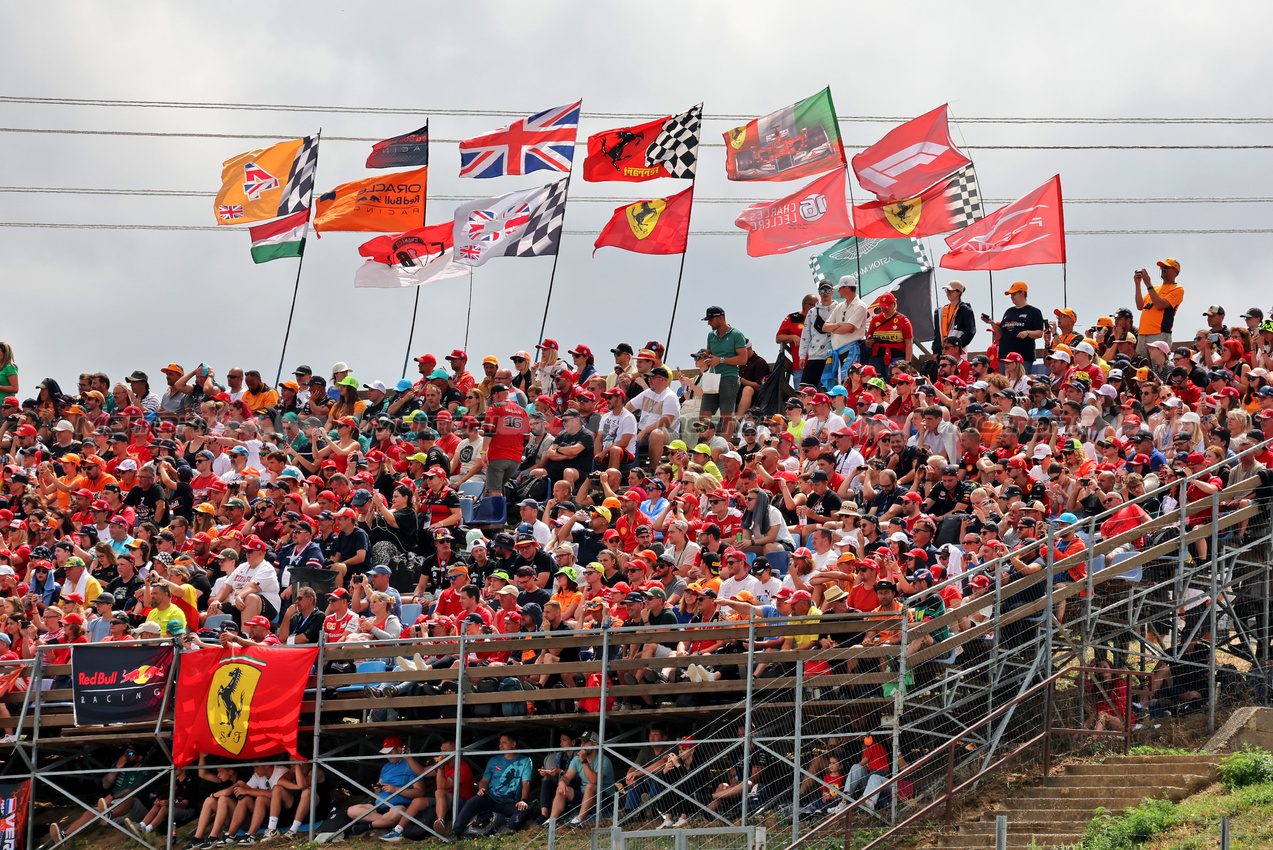 GP UNGHERIA, Circuit Atmosfera - fans in the grandstand.

03.08.2025. Formula 1 World Championship, Rd 14, Hungarian Grand Prix, Budapest, Hungary, Gara Day.

- www.xpbimages.com, EMail: requests@xpbimages.com © Copyright: Moy / XPB Images