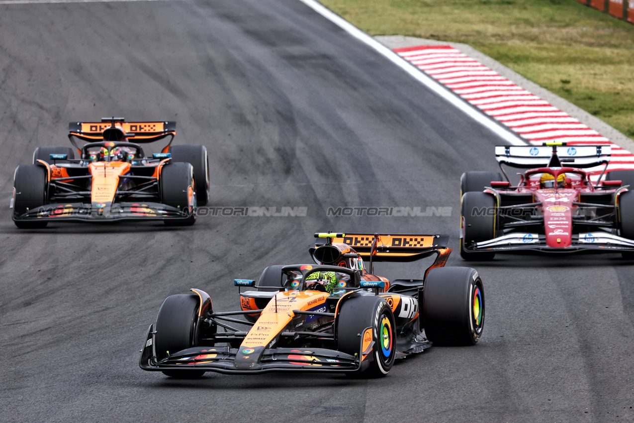 GP UNGHERIA, Lando Norris (GBR) McLaren MCL39 e team mate Oscar Piastri (AUS) McLaren MCL39 battle for the lead of the race.

03.08.2025. Formula 1 World Championship, Rd 14, Hungarian Grand Prix, Budapest, Hungary, Gara Day.

- www.xpbimages.com, EMail: requests@xpbimages.com © Copyright: Charniaux / XPB Images