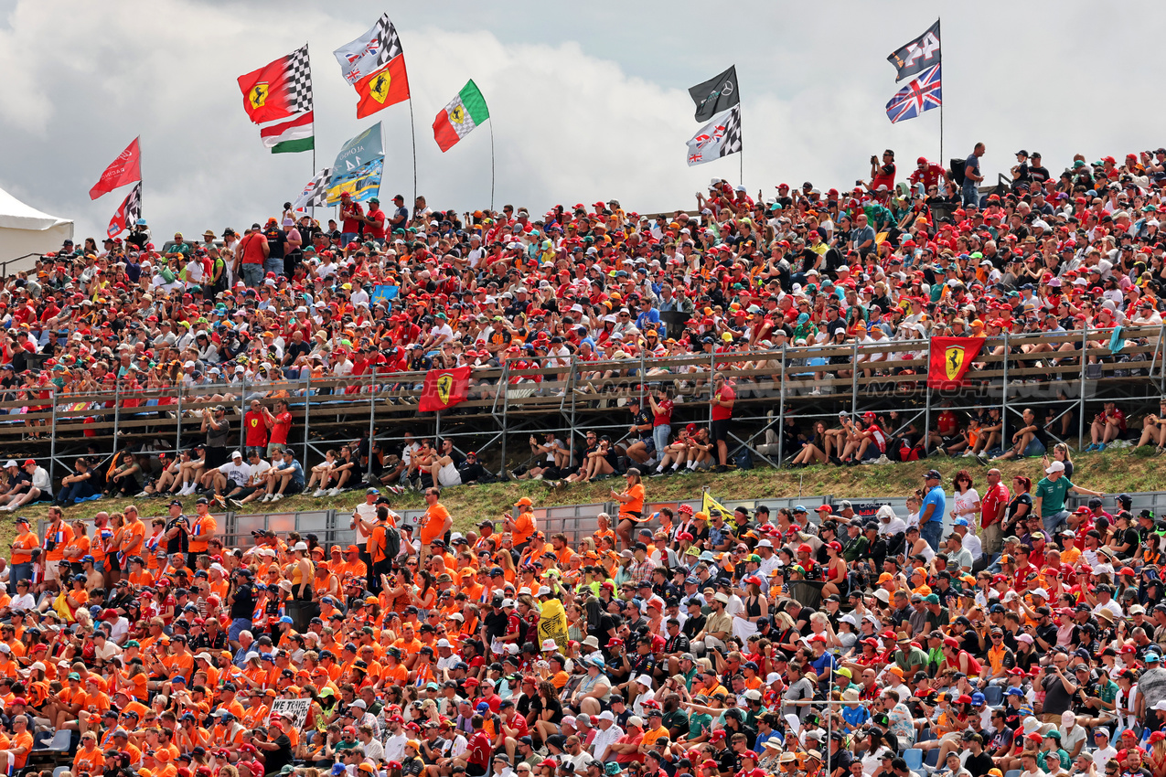GP UNGHERIA, Circuit Atmosfera - fans in the grandstand.

03.08.2025. Formula 1 World Championship, Rd 14, Hungarian Grand Prix, Budapest, Hungary, Gara Day.

- www.xpbimages.com, EMail: requests@xpbimages.com © Copyright: Moy / XPB Images