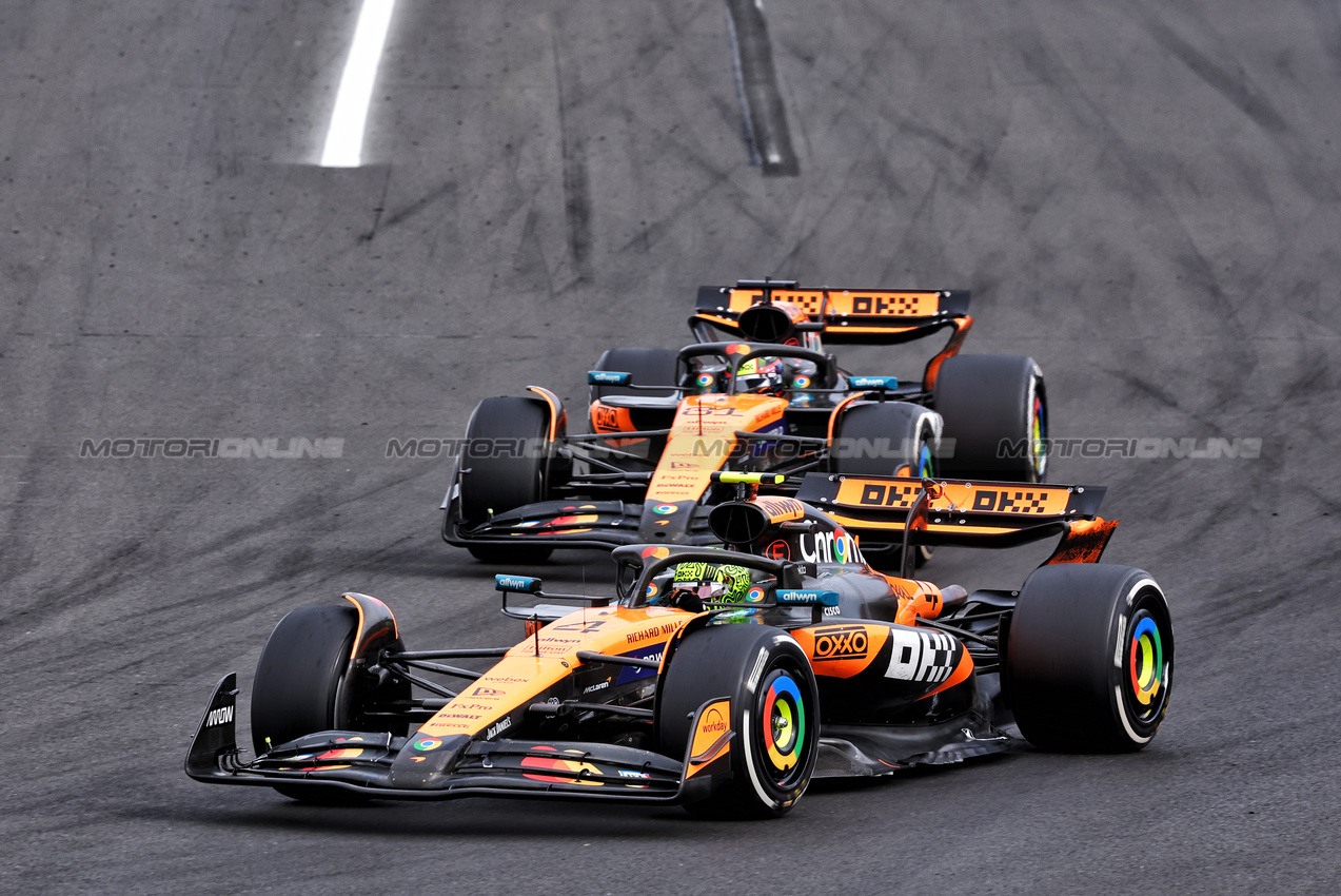 GP UNGHERIA, Lando Norris (GBR) McLaren MCL39 e team mate Oscar Piastri (AUS) McLaren MCL39 battle for the lead of the race.

03.08.2025. Formula 1 World Championship, Rd 14, Hungarian Grand Prix, Budapest, Hungary, Gara Day.

- www.xpbimages.com, EMail: requests@xpbimages.com © Copyright: Charniaux / XPB Images