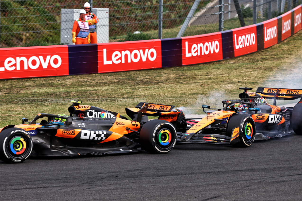 GP UNGHERIA, Lando Norris (GBR) McLaren MCL39 e team mate Oscar Piastri (AUS) McLaren MCL39 battle for the lead of the race.

03.08.2025. Formula 1 World Championship, Rd 14, Hungarian Grand Prix, Budapest, Hungary, Gara Day.

- www.xpbimages.com, EMail: requests@xpbimages.com © Copyright: Charniaux / XPB Images