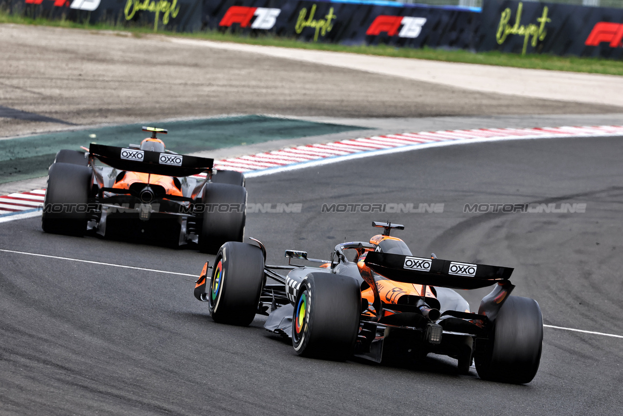 GP UNGHERIA, Lando Norris (GBR) McLaren MCL39 e team mate Oscar Piastri (AUS) McLaren MCL39 battle for the lead of the race.

03.08.2025. Formula 1 World Championship, Rd 14, Hungarian Grand Prix, Budapest, Hungary, Gara Day.

- www.xpbimages.com, EMail: requests@xpbimages.com © Copyright: Charniaux / XPB Images