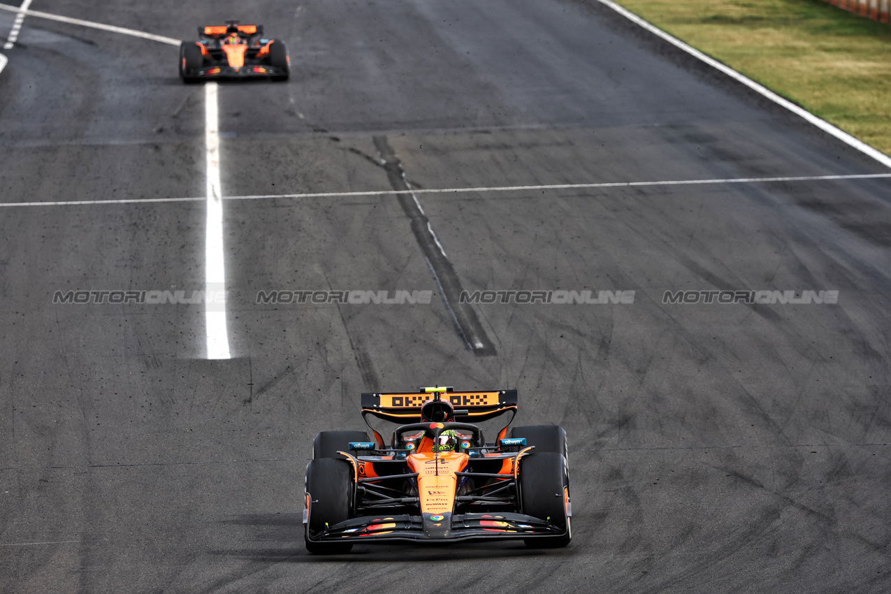 GP UNGHERIA, Gara winner Lando Norris (GBR) McLaren MCL39 celebrates at the end of the race.

03.08.2025. Formula 1 World Championship, Rd 14, Hungarian Grand Prix, Budapest, Hungary, Gara Day.

- www.xpbimages.com, EMail: requests@xpbimages.com © Copyright: Charniaux / XPB Images