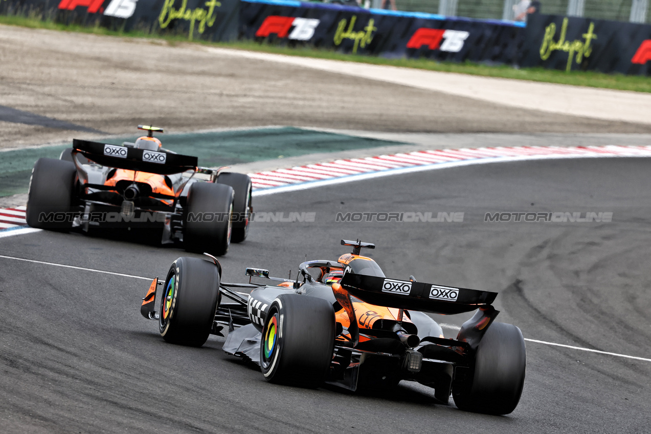 GP UNGHERIA, Lando Norris (GBR) McLaren MCL39 davanti a Oscar Piastri (AUS) McLaren MCL39.

03.08.2025. Formula 1 World Championship, Rd 14, Hungarian Grand Prix, Budapest, Hungary, Gara Day.

- www.xpbimages.com, EMail: requests@xpbimages.com © Copyright: Charniaux / XPB Images