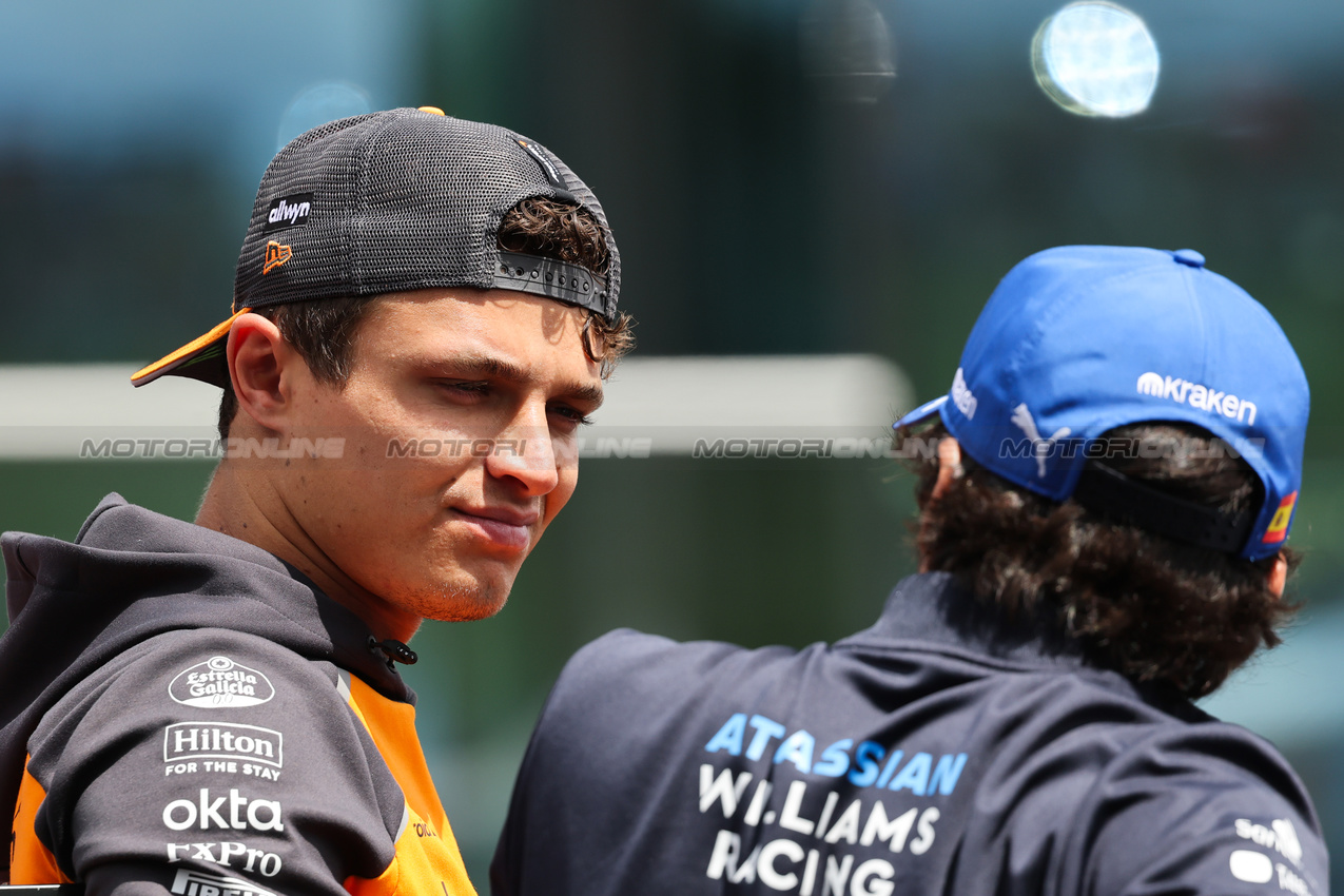GP UNGHERIA, Lando Norris (GBR), McLaren F1 Team e Carlos Sainz Jr (ESP), Atlassian Williams Racing 
03.08.2025. Formula 1 World Championship, Rd 14, Hungarian Grand Prix, Budapest, Hungary, Gara Day.
- www.xpbimages.com, EMail: requests@xpbimages.com © Copyright: Charniaux / XPB Images