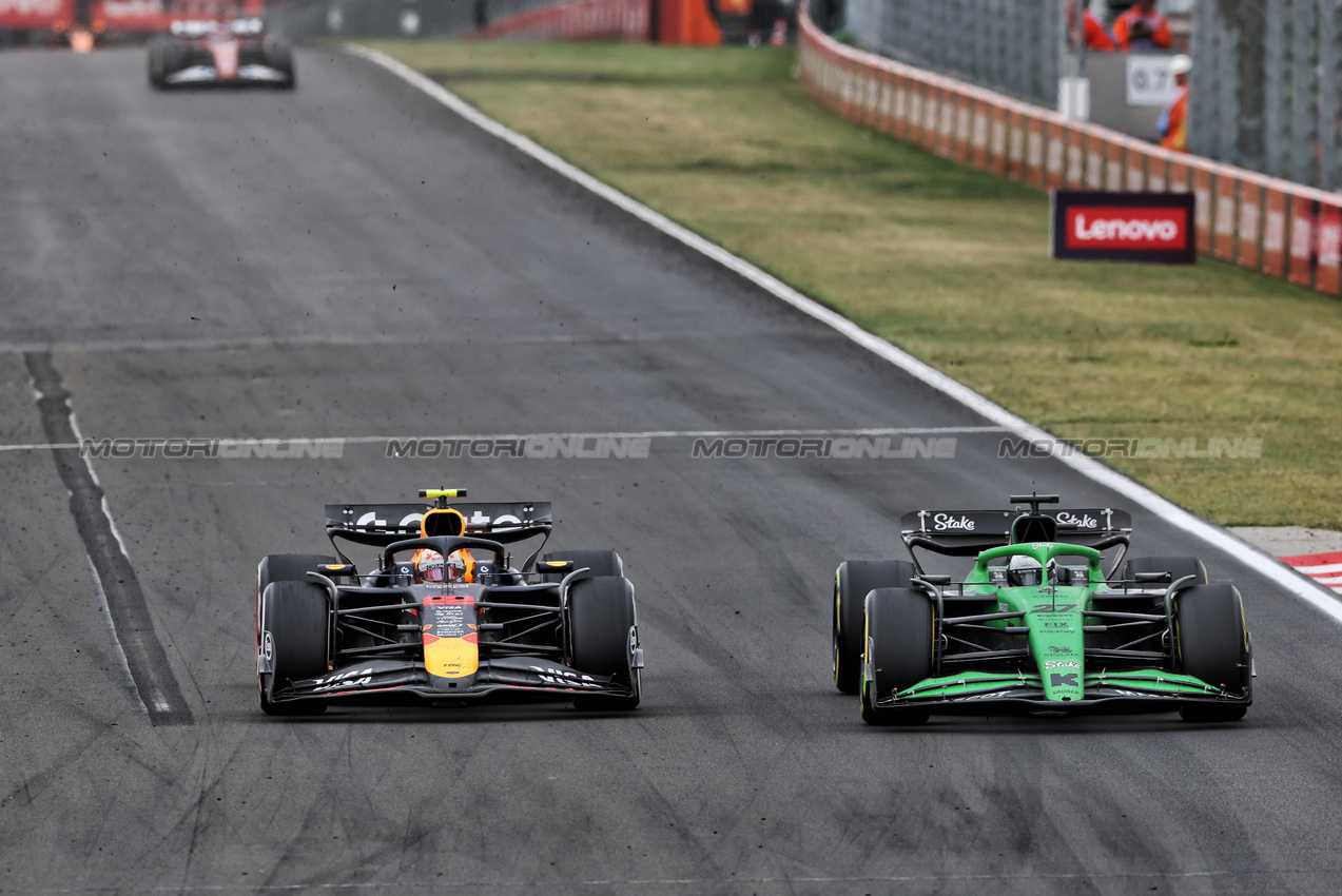 GP UNGHERIA, Yuki Tsunoda (JPN) Red Bull Racing RB21 e Nico Hulkenberg (GER) Sauber C45 battle for position.

03.08.2025. Formula 1 World Championship, Rd 14, Hungarian Grand Prix, Budapest, Hungary, Gara Day.

- www.xpbimages.com, EMail: requests@xpbimages.com © Copyright: Charniaux / XPB Images