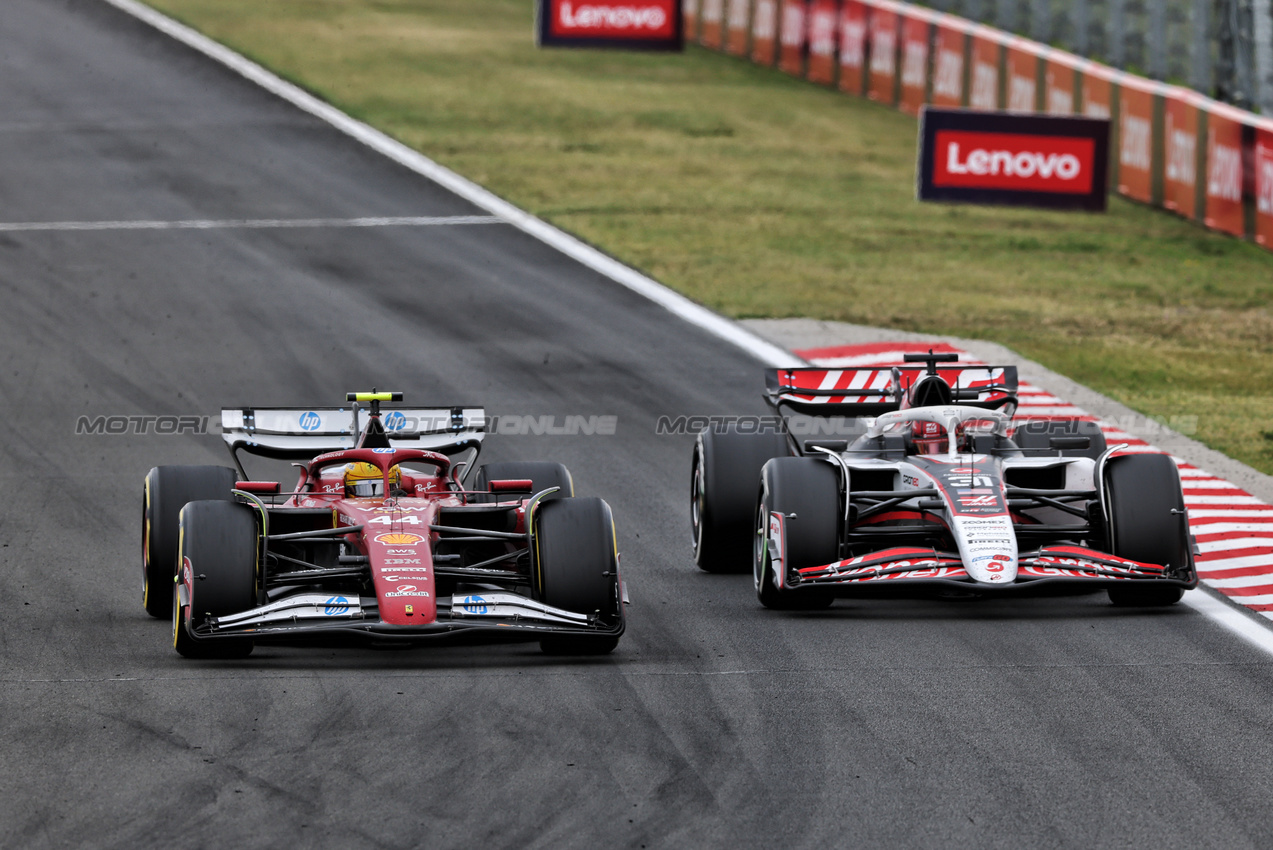 GP UNGHERIA, Lewis Hamilton (GBR) Ferrari SF-25 e Esteban Ocon (FRA) Haas VF-25 battle for position.

03.08.2025. Formula 1 World Championship, Rd 14, Hungarian Grand Prix, Budapest, Hungary, Gara Day.

- www.xpbimages.com, EMail: requests@xpbimages.com © Copyright: Charniaux / XPB Images