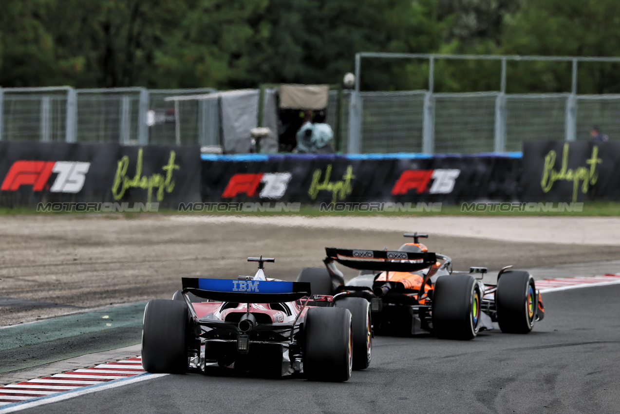 GP UNGHERIA, Charles Leclerc (MON) Ferrari SF-25 e Oscar Piastri (AUS) McLaren MCL39 battle for position.

03.08.2025. Formula 1 World Championship, Rd 14, Hungarian Grand Prix, Budapest, Hungary, Gara Day.

- www.xpbimages.com, EMail: requests@xpbimages.com © Copyright: Charniaux / XPB Images