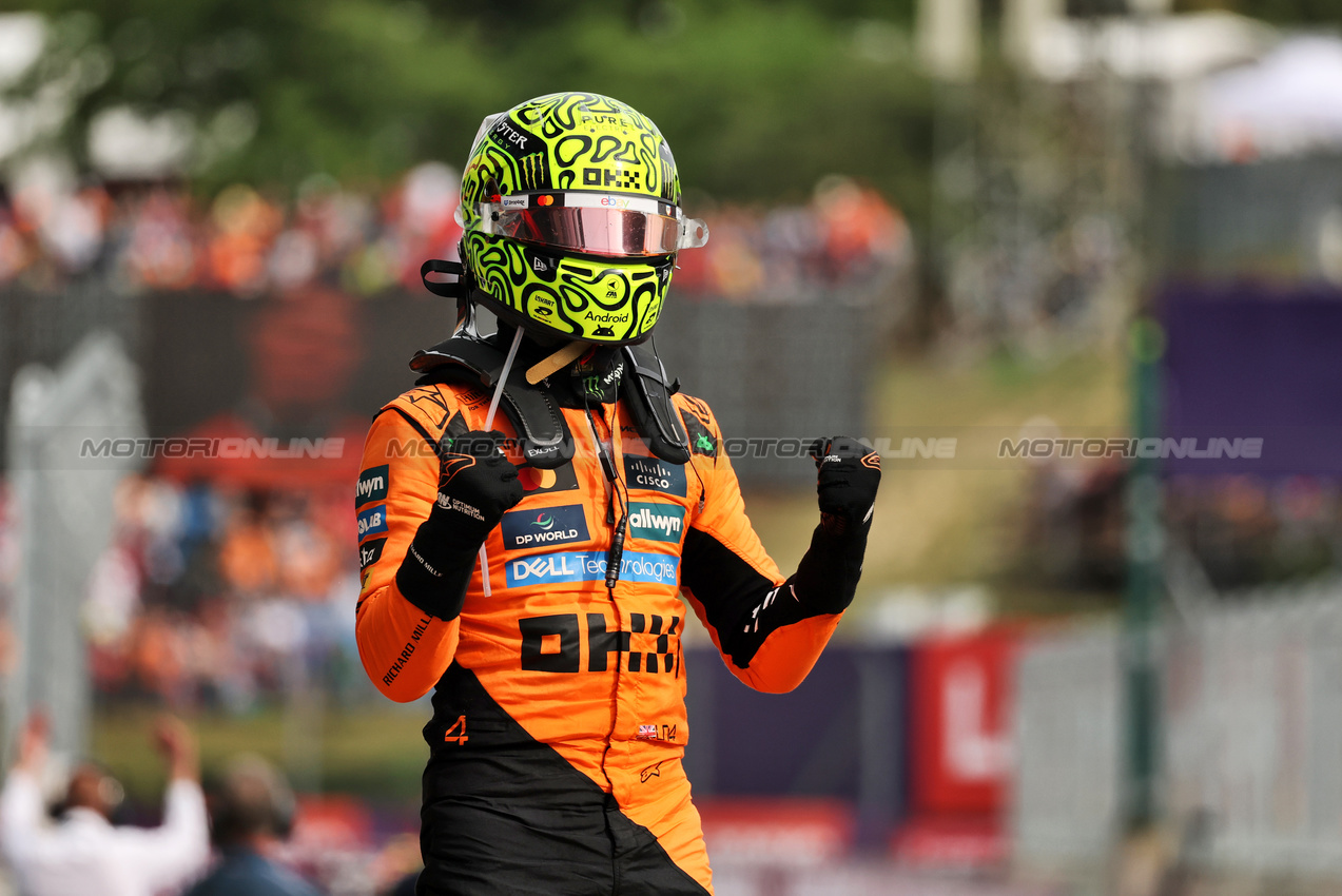 GP UNGHERIA, Gara winner Lando Norris (GBR) McLaren celebrates in parc ferme.

03.08.2025. Formula 1 World Championship, Rd 14, Hungarian Grand Prix, Budapest, Hungary, Gara Day.

- www.xpbimages.com, EMail: requests@xpbimages.com © Copyright: Moy / XPB Images