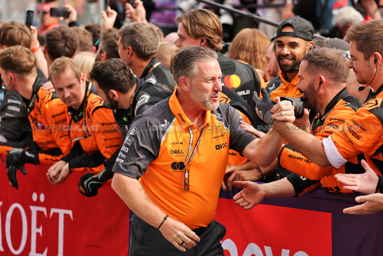 GP UNGHERIA, Zak Brown (USA) McLaren Executive Director celebrates in parc ferme.

03.08.2025. Formula 1 World Championship, Rd 14, Hungarian Grand Prix, Budapest, Hungary, Gara Day.

- www.xpbimages.com, EMail: requests@xpbimages.com © Copyright: Moy / XPB Images
